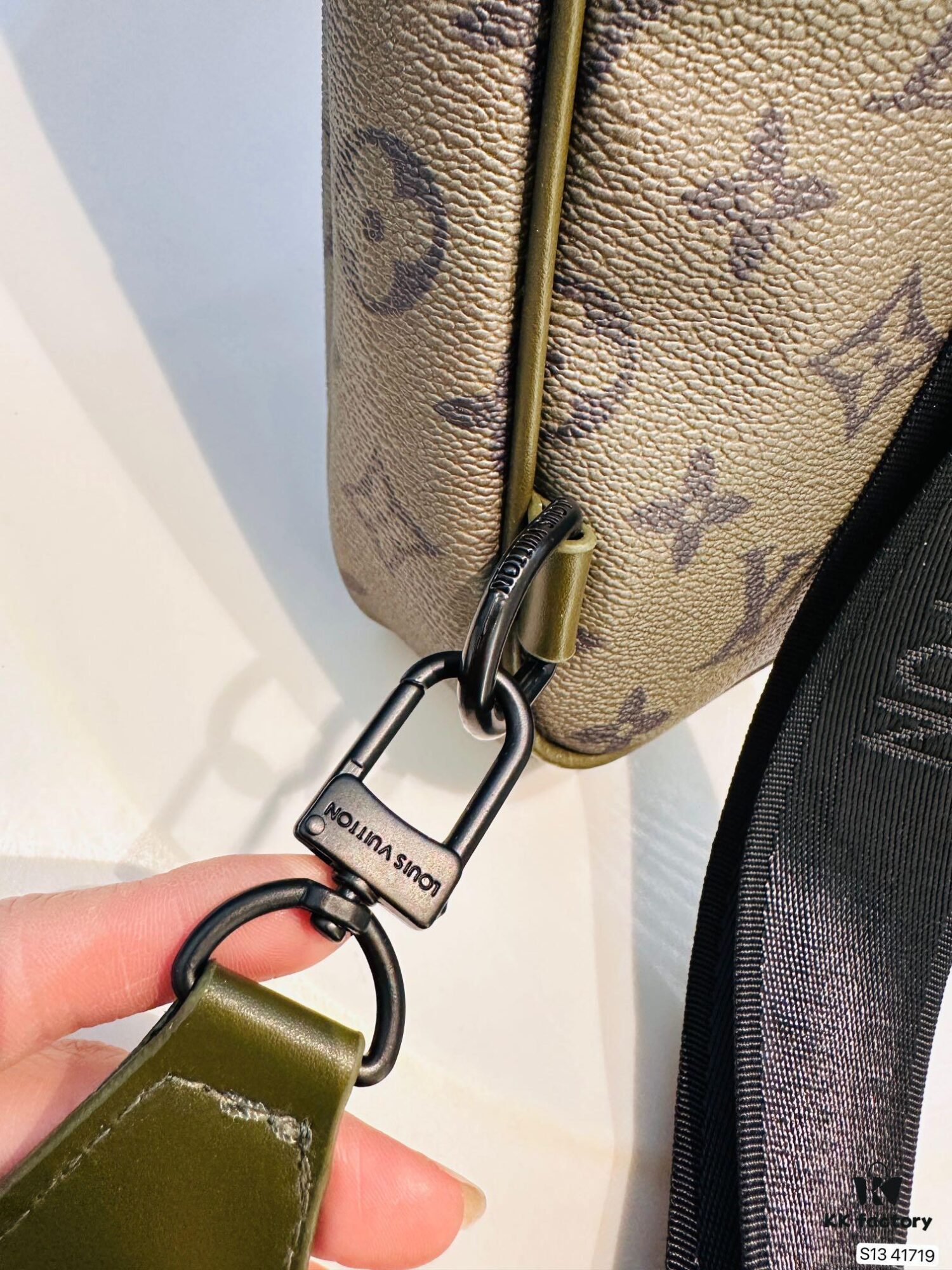 New Men's Chest Bag LV Style, Zippered Waist Pack, Fashionable and Timeless Design