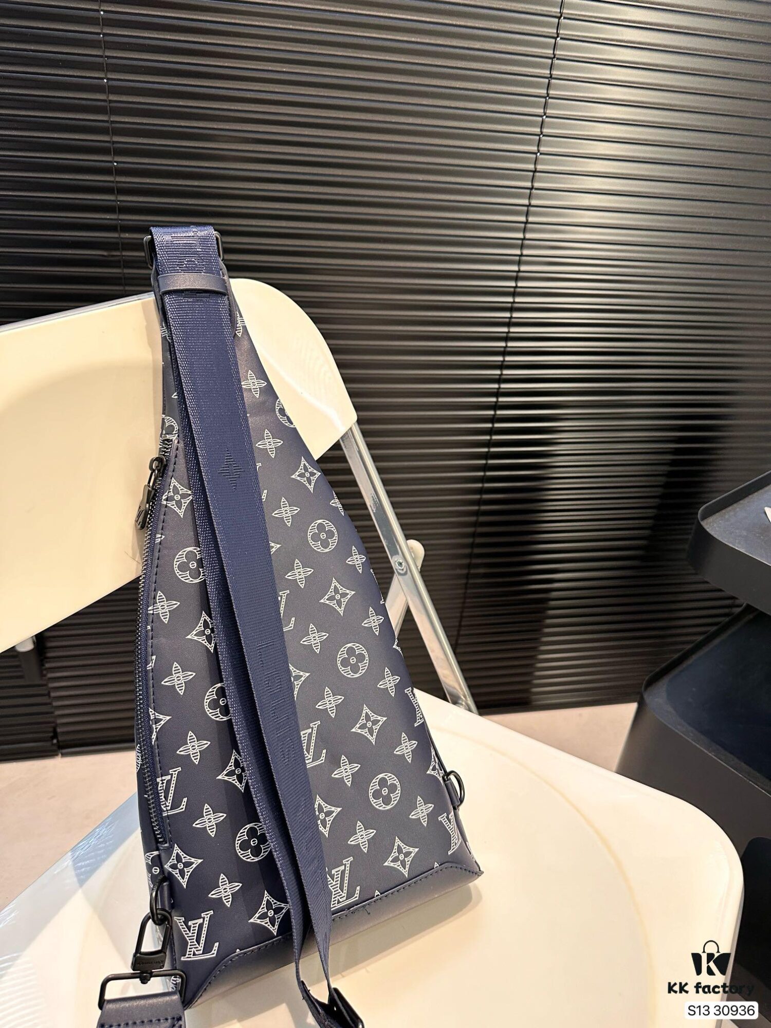 New Men's Chest Bag LV Style Chest Pack, Stylish Design with Zipper Closure