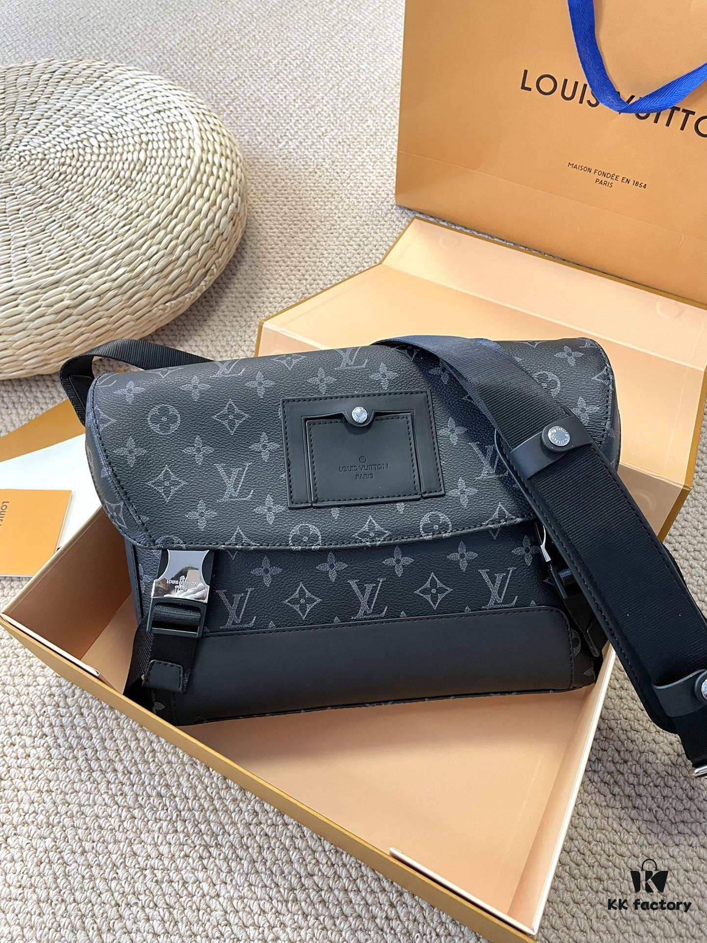 Foldable Gift Box 🎁 Size: 28*25cm L Brand Men's Messenger Bag VOYAGER Messenger Bag