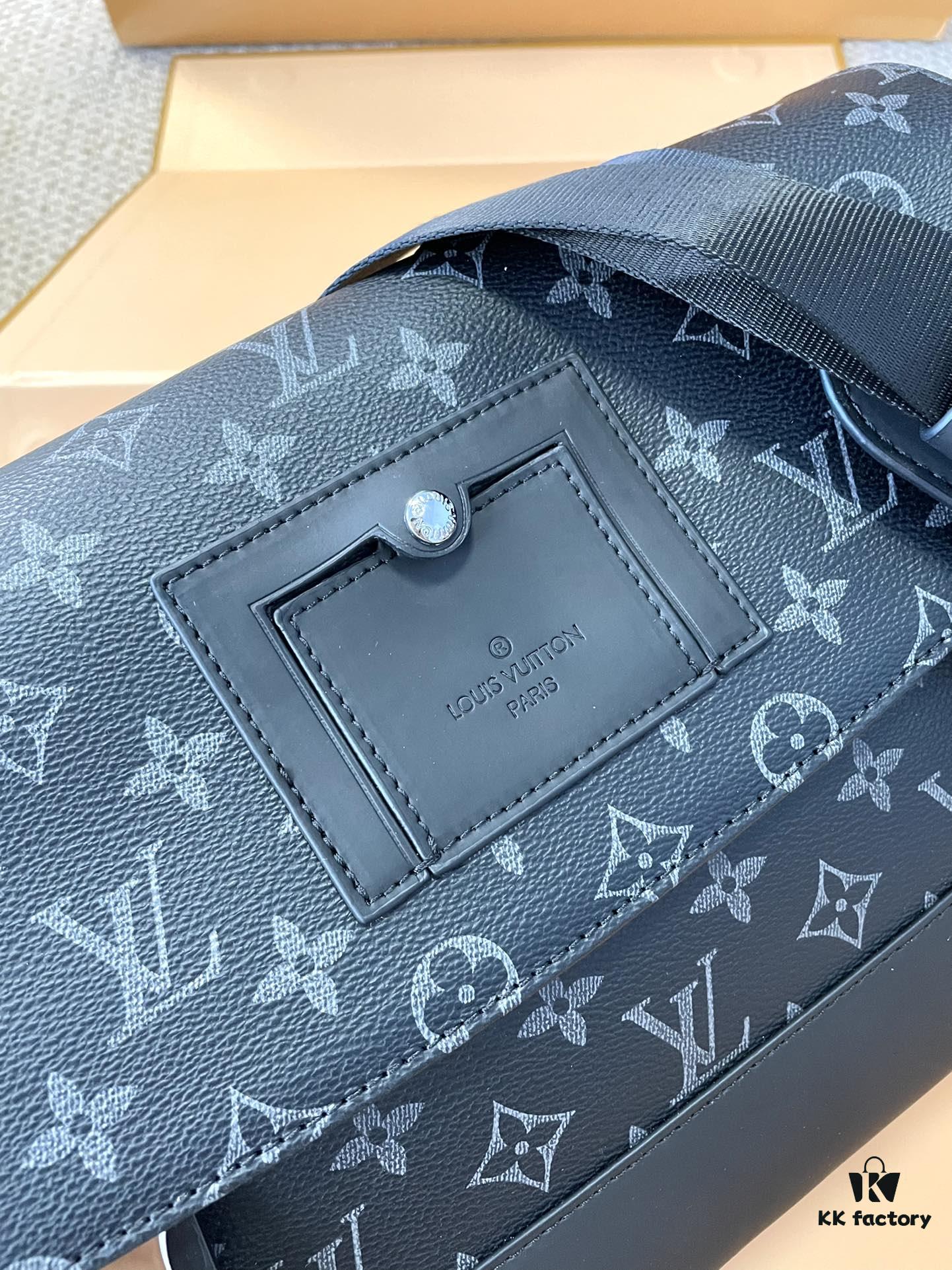 Foldable Gift Box 🎁 Size: 28*25cm L Brand Men's Messenger Bag VOYAGER Messenger Bag