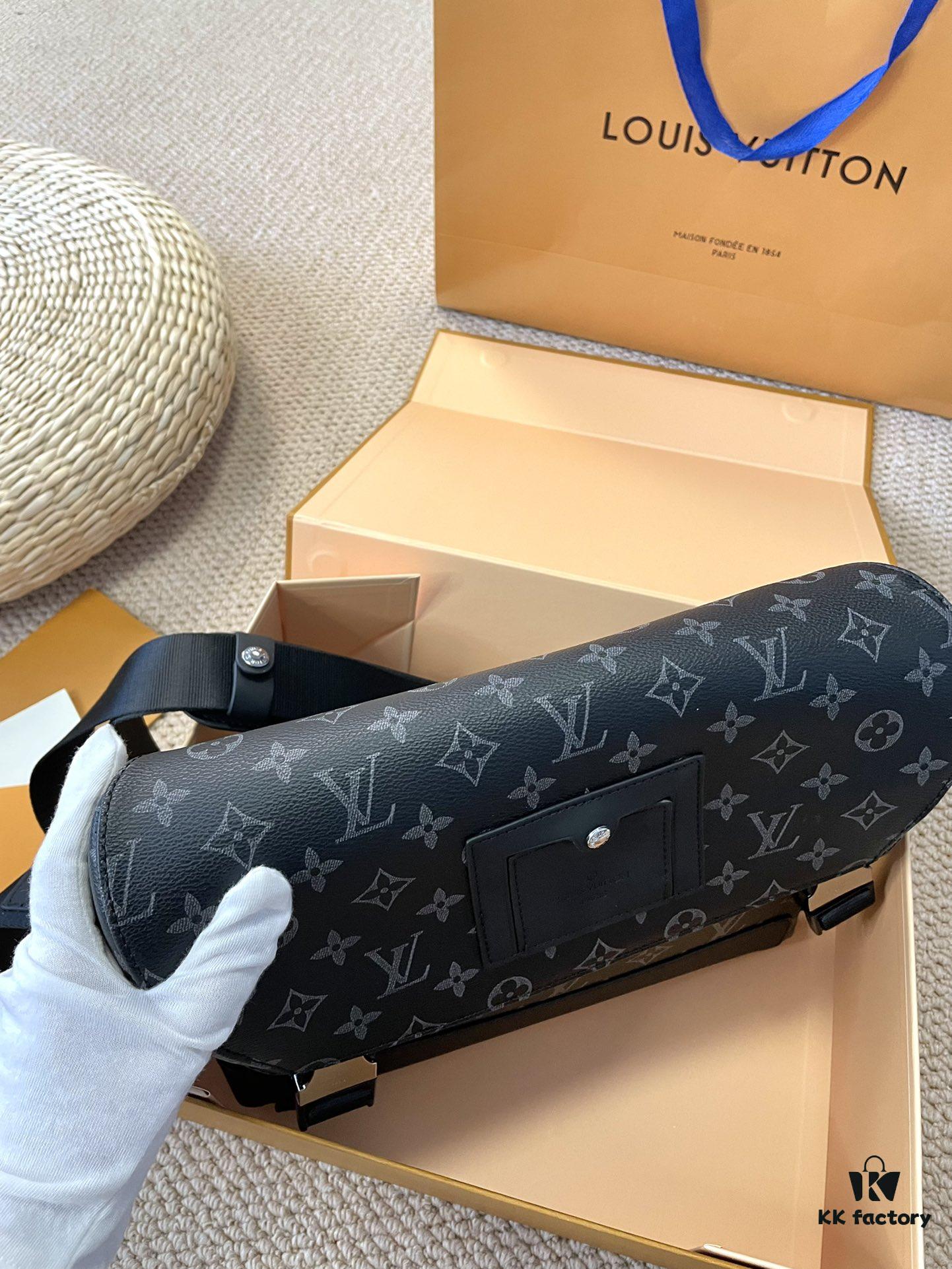 Foldable Gift Box 🎁 Size: 28*25cm L Brand Men's Messenger Bag VOYAGER Messenger Bag