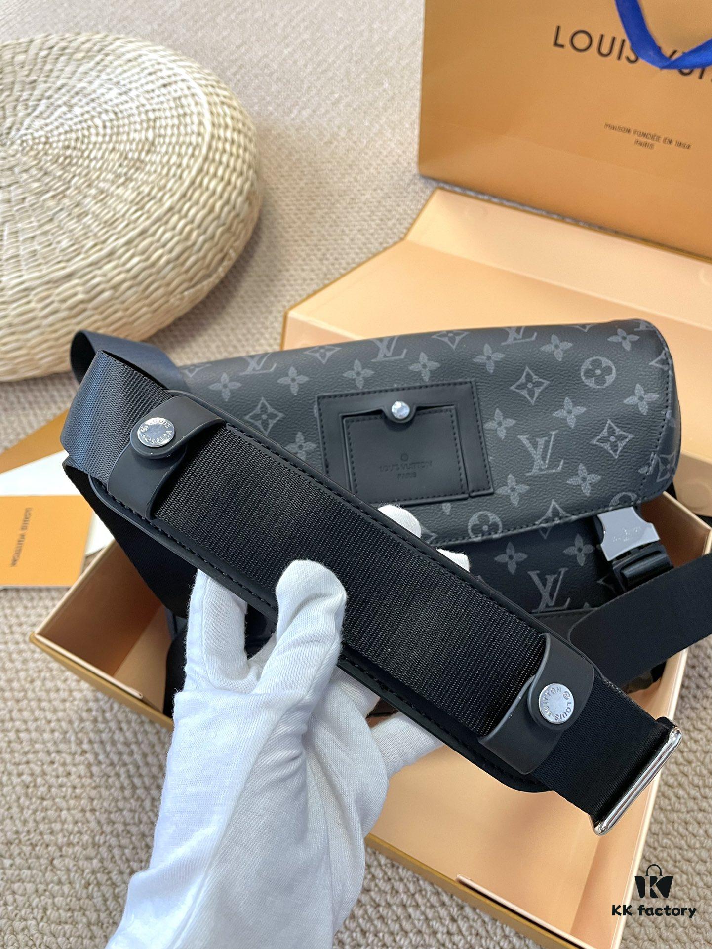 Foldable Gift Box 🎁 Size: 28*25cm L Brand Men's Messenger Bag VOYAGER Messenger Bag