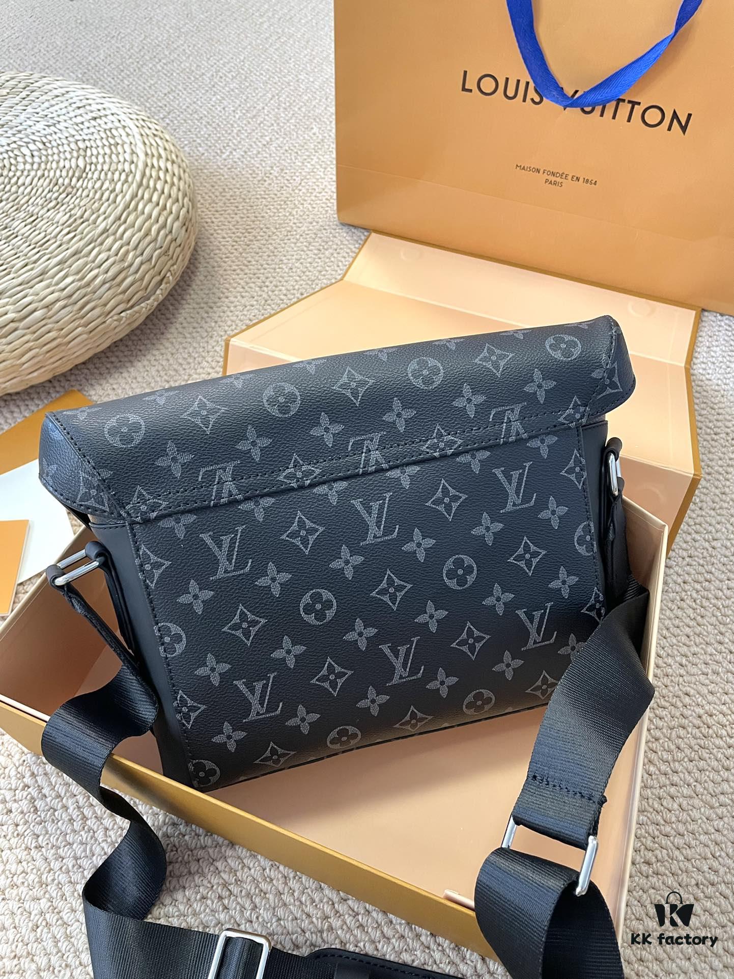 Foldable Gift Box 🎁 Size: 28*25cm L Brand Men's Messenger Bag VOYAGER Messenger Bag