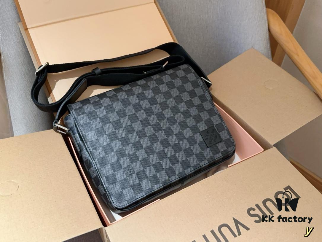 Louis Vuitton District Men's Briefcase Messenger Bag