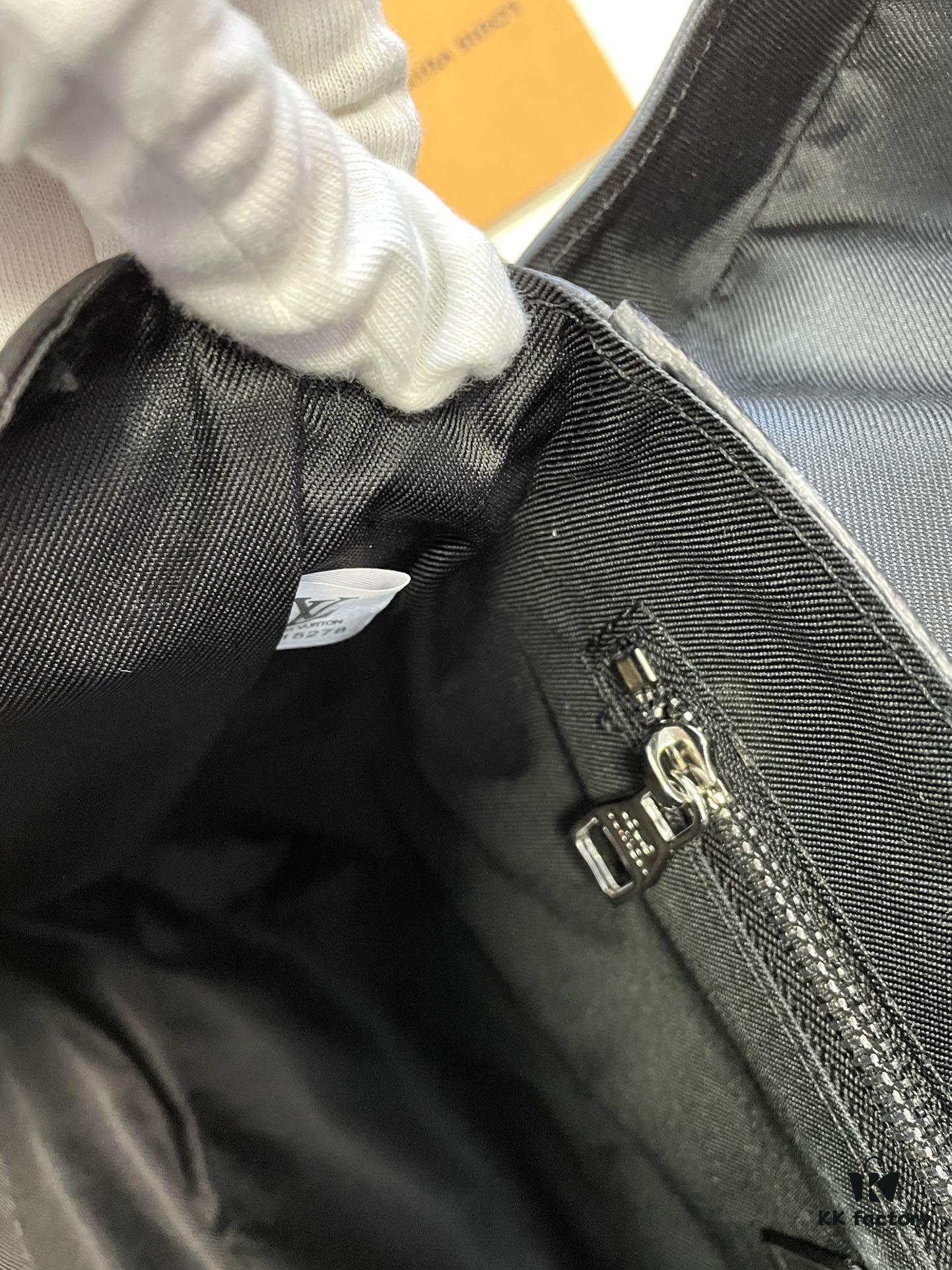 Foldable Gift Box 🎁 Size: 28*25cm L Brand Men's Messenger Bag VOYAGER Messenger Bag