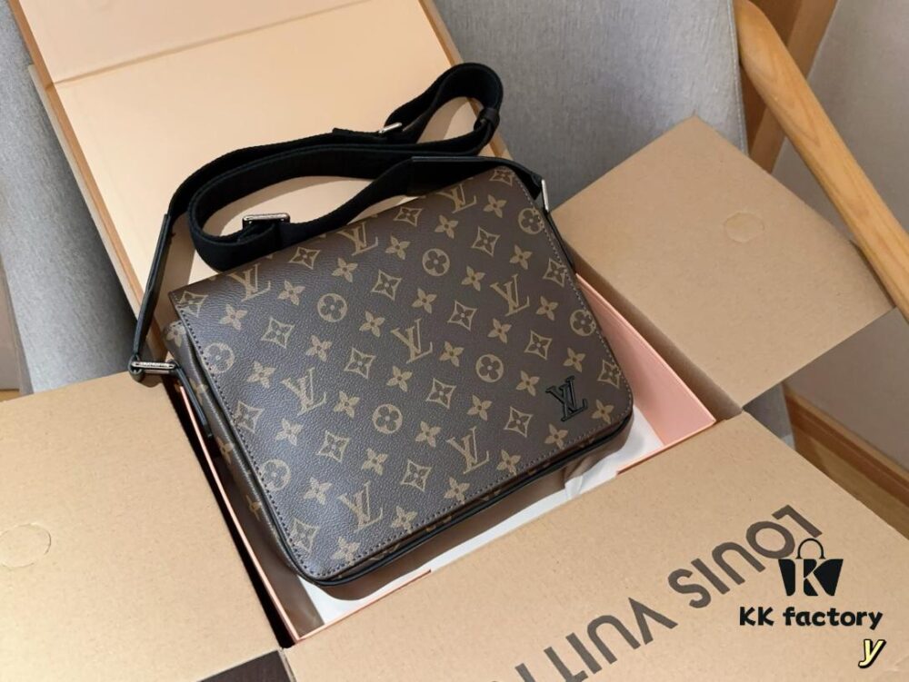 Louis Vuitton District Men's Briefcase Messenger Bag