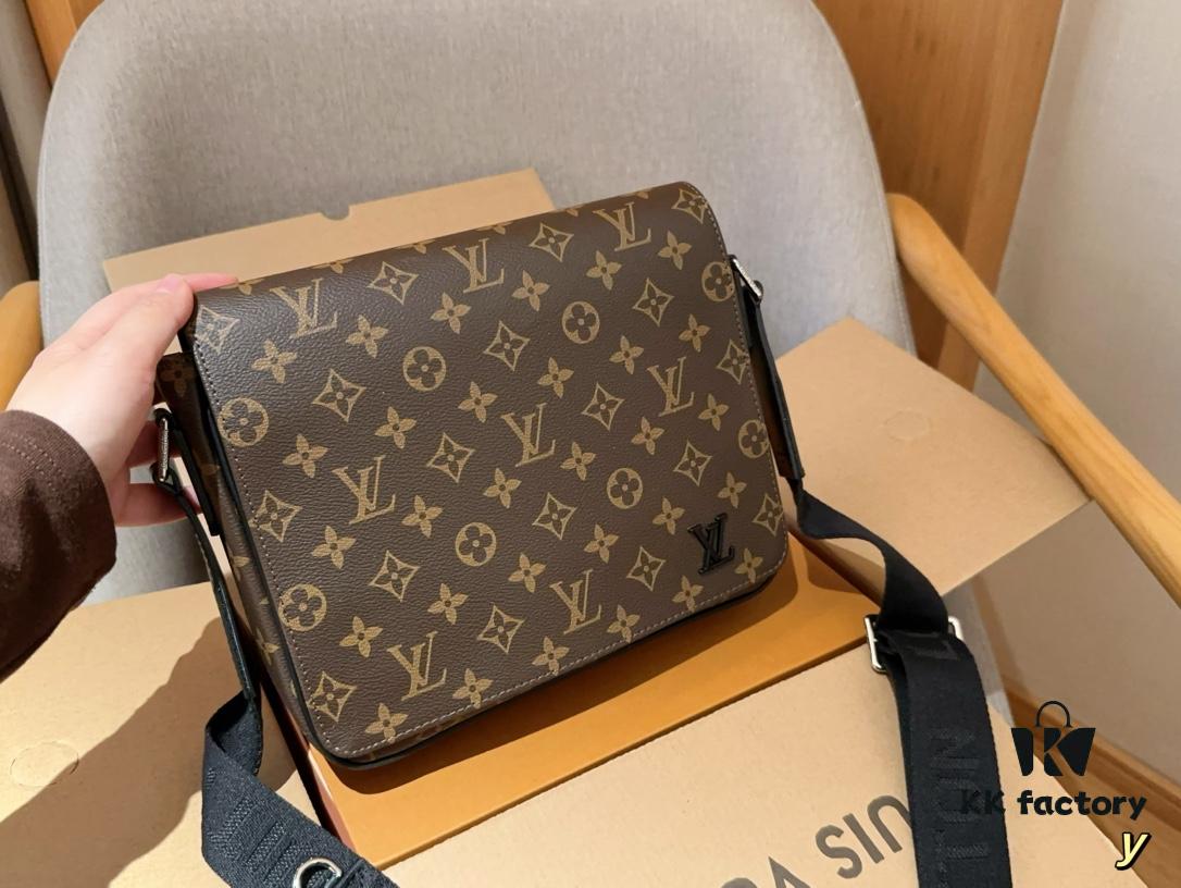 Louis Vuitton District Men's Briefcase Messenger Bag