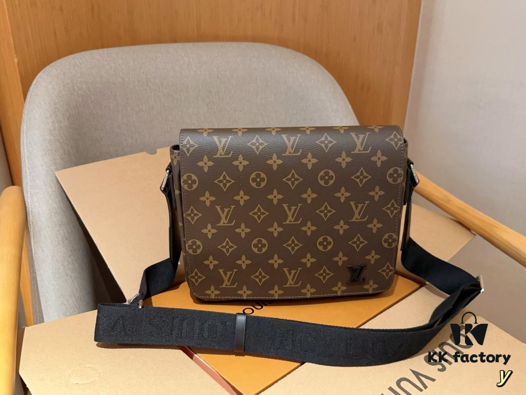 Louis Vuitton District Men's Briefcase Messenger Bag
