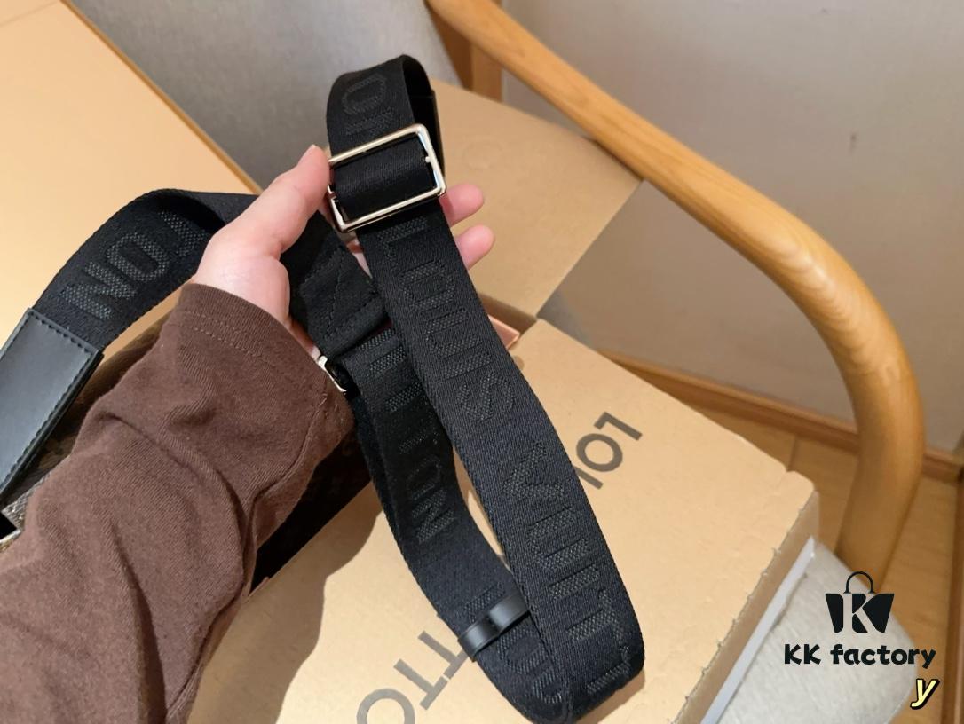 Louis Vuitton District Men's Briefcase Messenger Bag