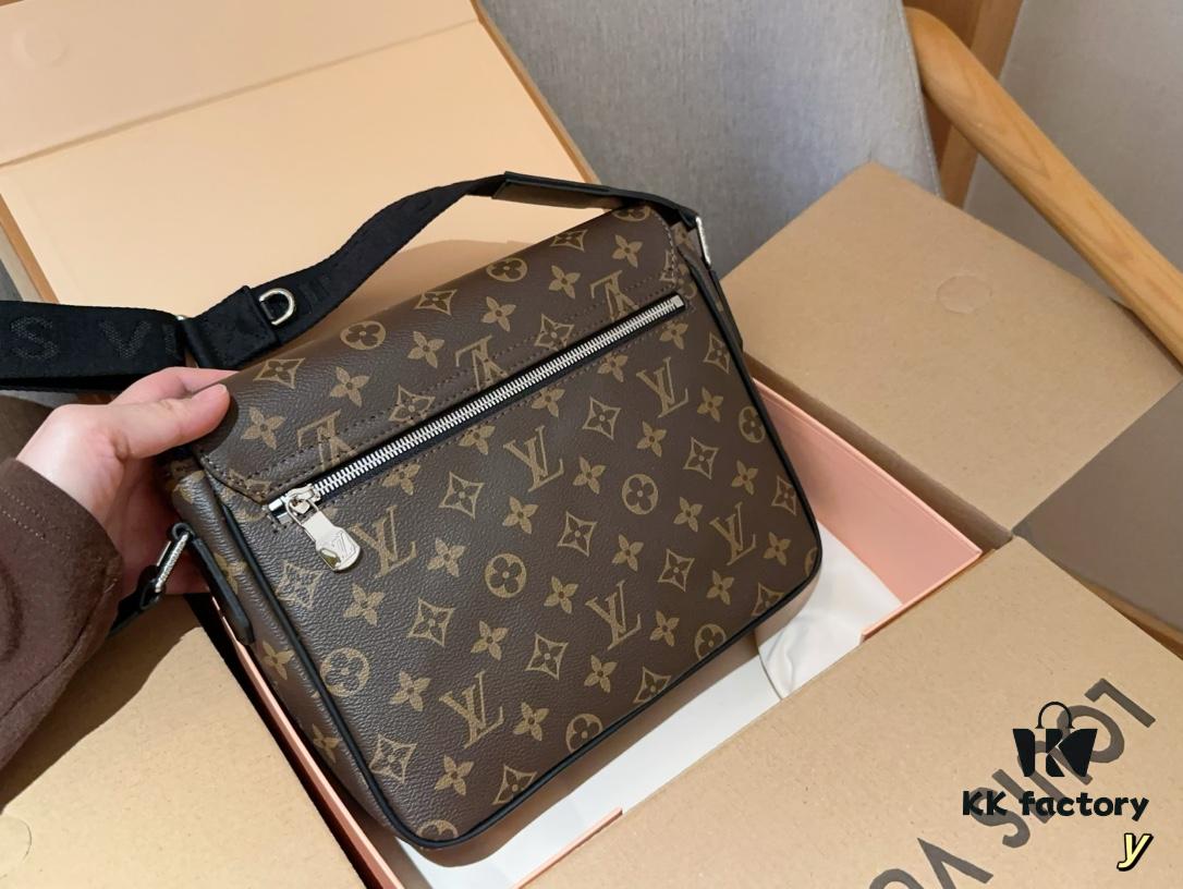 Louis Vuitton District Men's Briefcase Messenger Bag