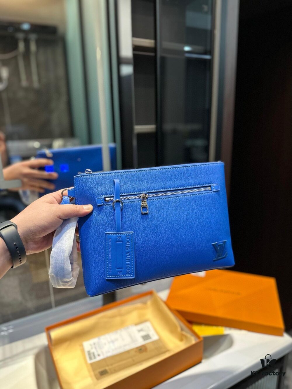 LV New Men's Clutch Bag, Stylish and Youthful Design with Adjustable Shoulder Strap