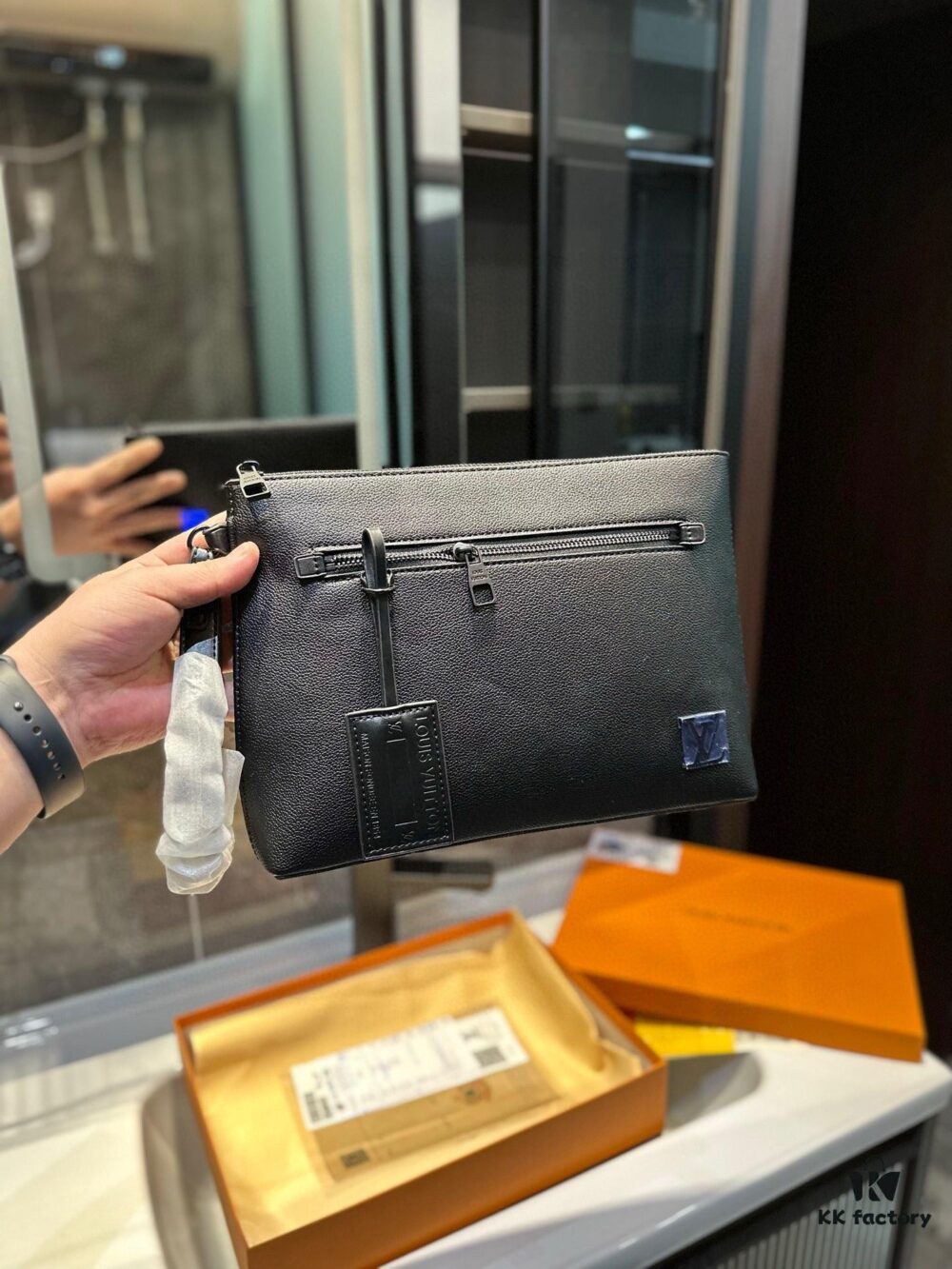 LV New Men's Clutch Bag, Stylish and Youthful Design, Compact Camera-style Pouch with Adjustable Strap