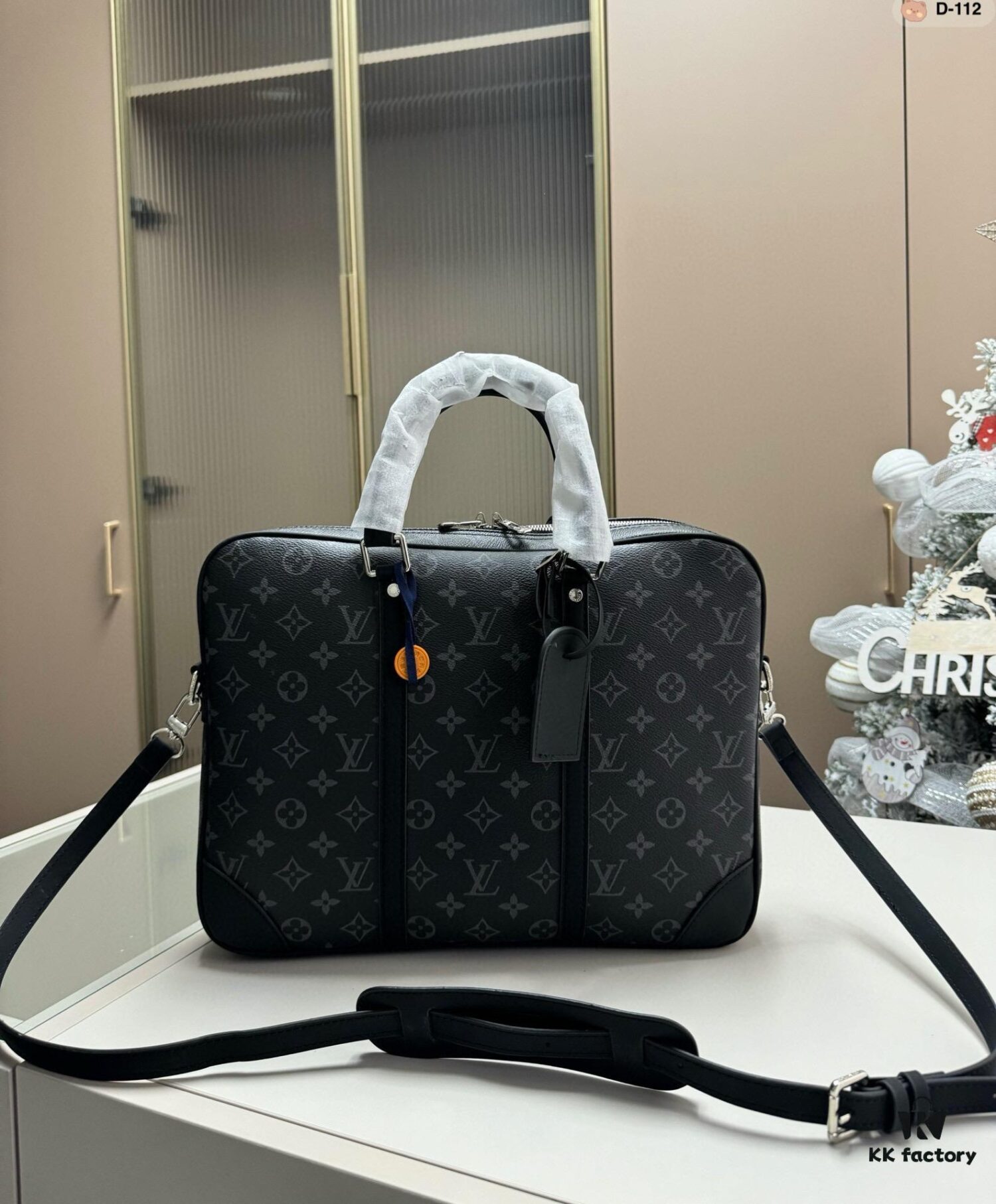 LV Men's Briefcase, Can Be Worn Crossbody or Carried by Hand, Spacious Capacity for Documents and Laptop, Black Classic Style, Extremely Durable Material, Ideal Choice for Business Men, Model D-112, Size 34x7x27 cm, Foldable Box