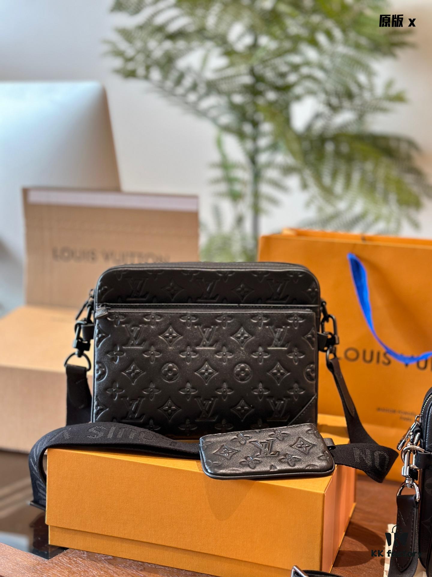 Embossed Cowhide Black Monogram LV Men's Trio Three-in-One Messenger Bag in Black Knight Style