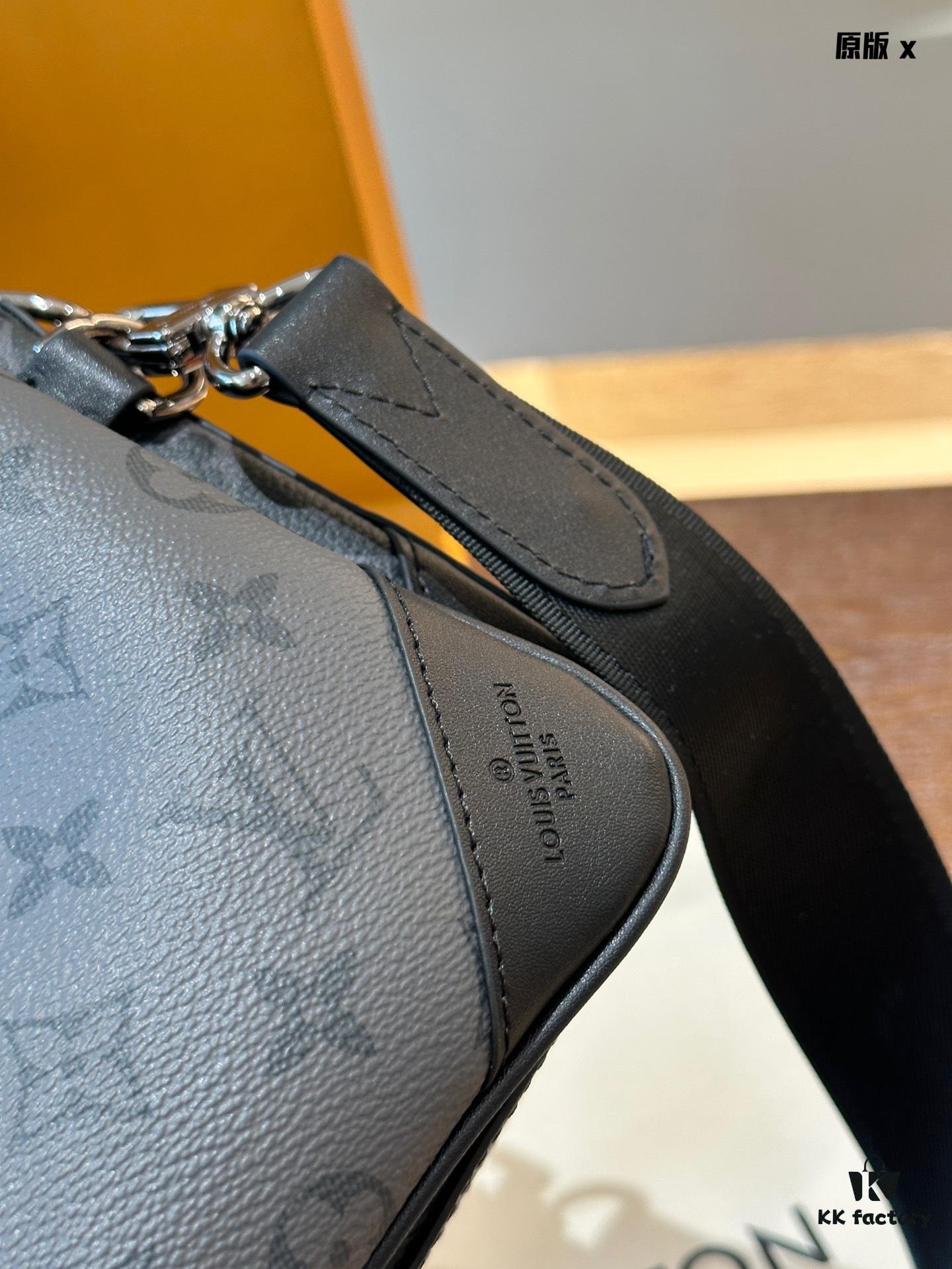 Embossed Cowhide Black Monogram LV Men's Trio Three-in-One Messenger Bag in Black Knight Style