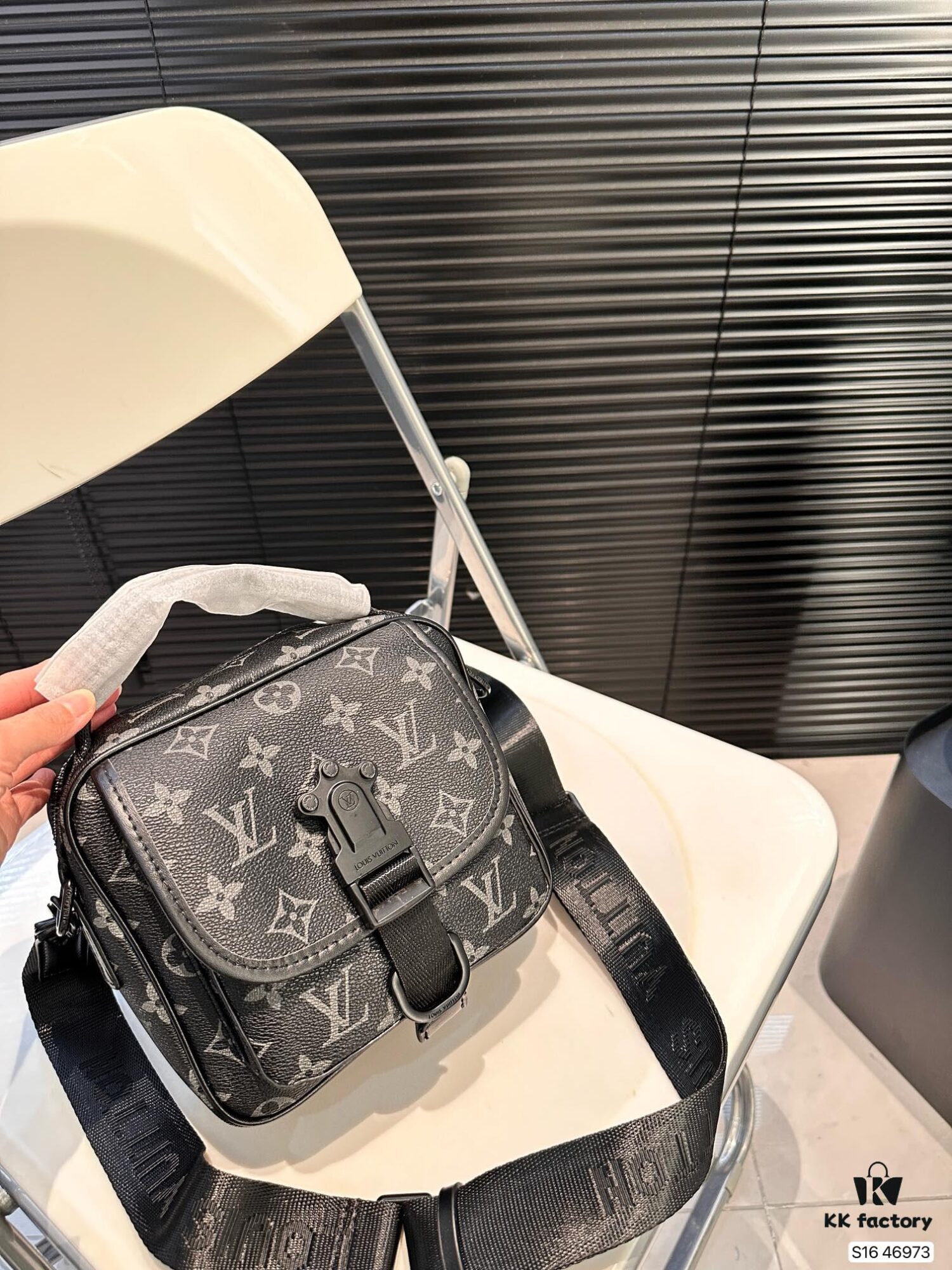 Louis Vuitton Men's Messenger Bag, Shoulder Bag, Model 46973, Size 19x17