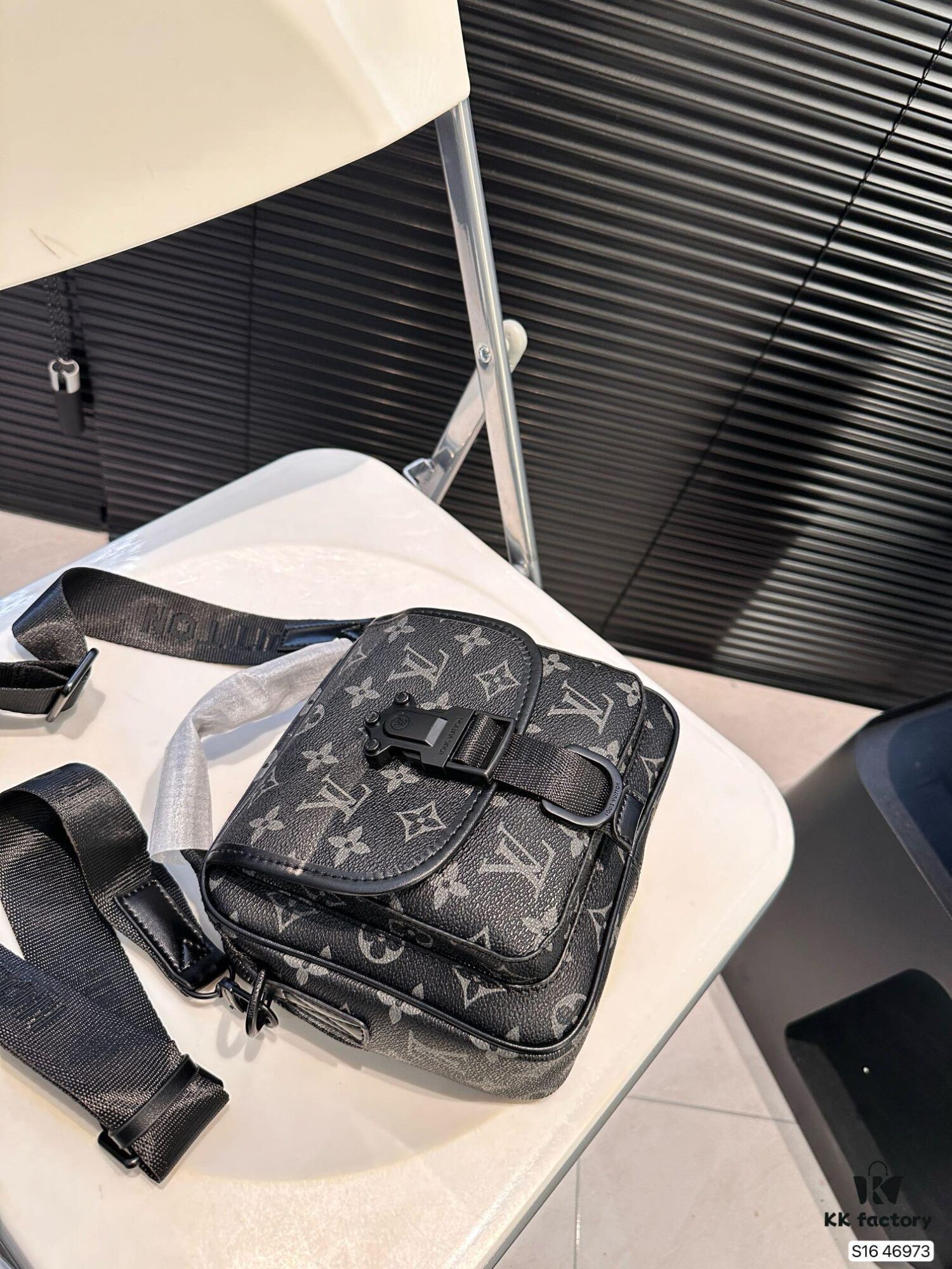 Louis Vuitton Men's Messenger Bag, Shoulder Bag, Model 46973, Size 19x17