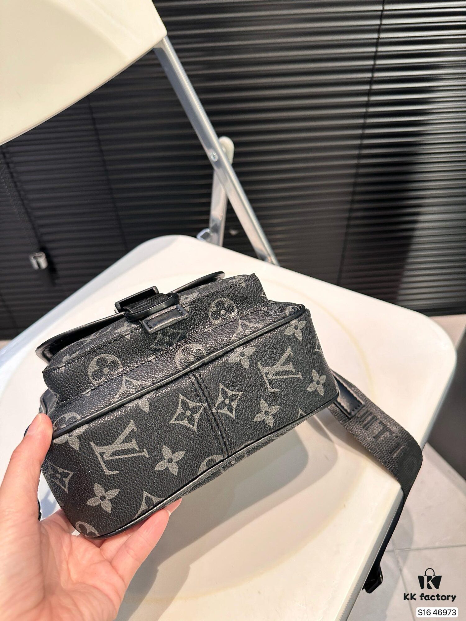 Louis Vuitton Men's Messenger Bag, Shoulder Bag, Model 46973, Size 19x17