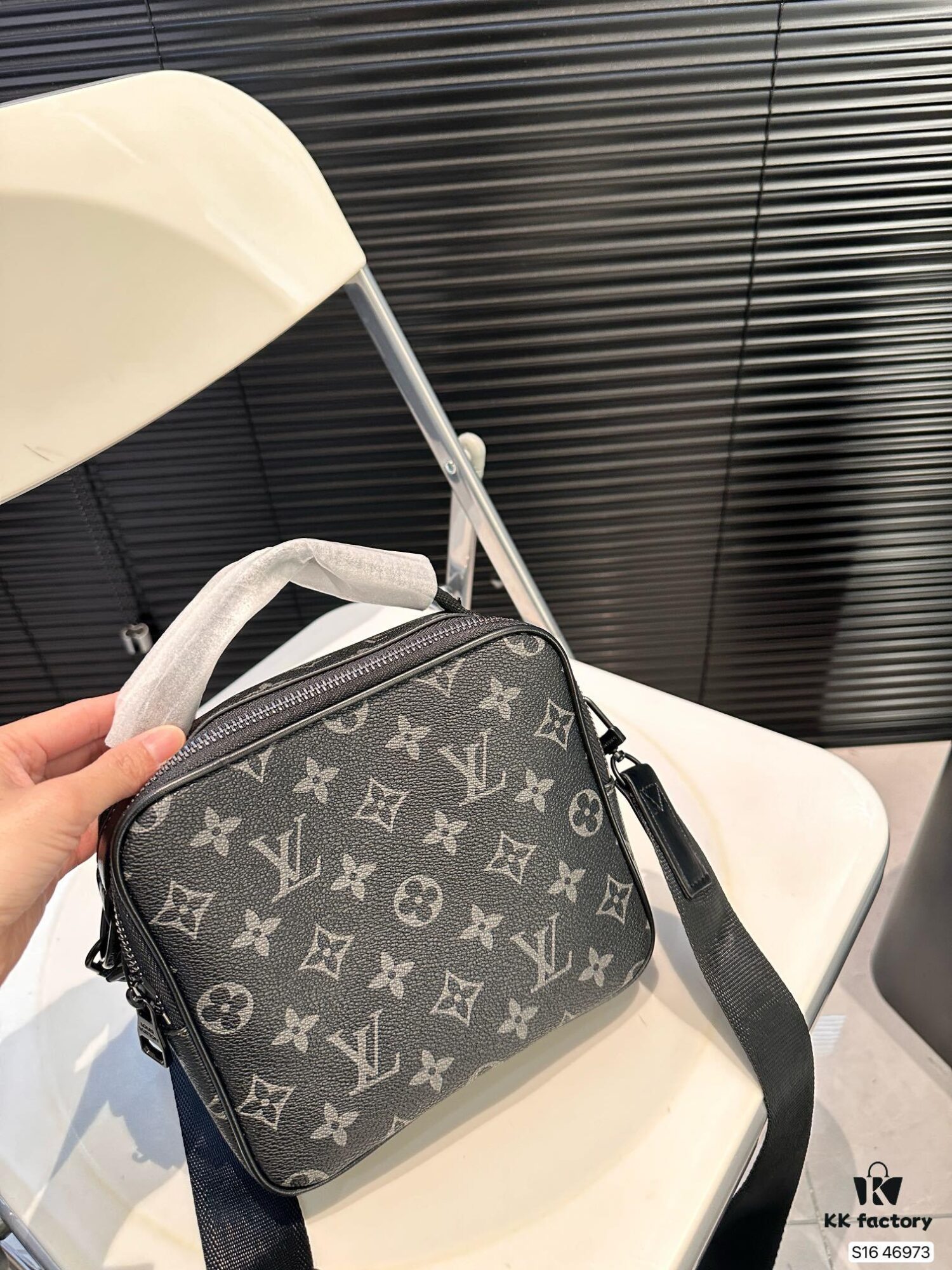 Louis Vuitton Men's Messenger Bag, Shoulder Bag, Model 46973, Size 19x17