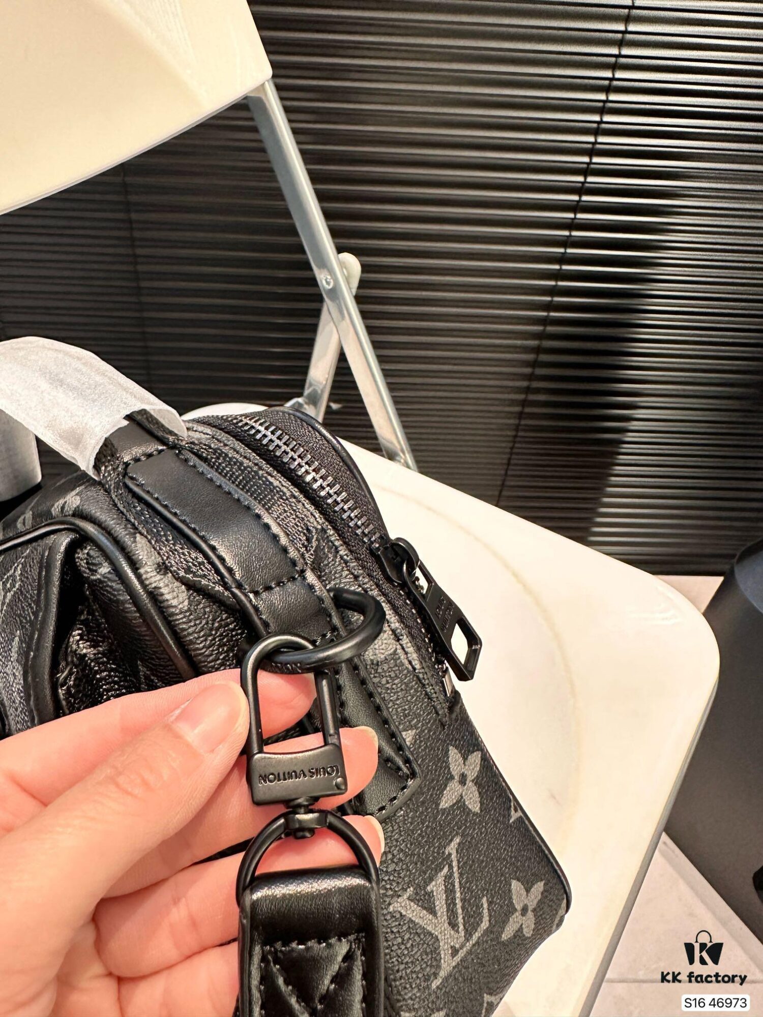 Louis Vuitton Men's Messenger Bag, Shoulder Bag, Model 46973, Size 19x17