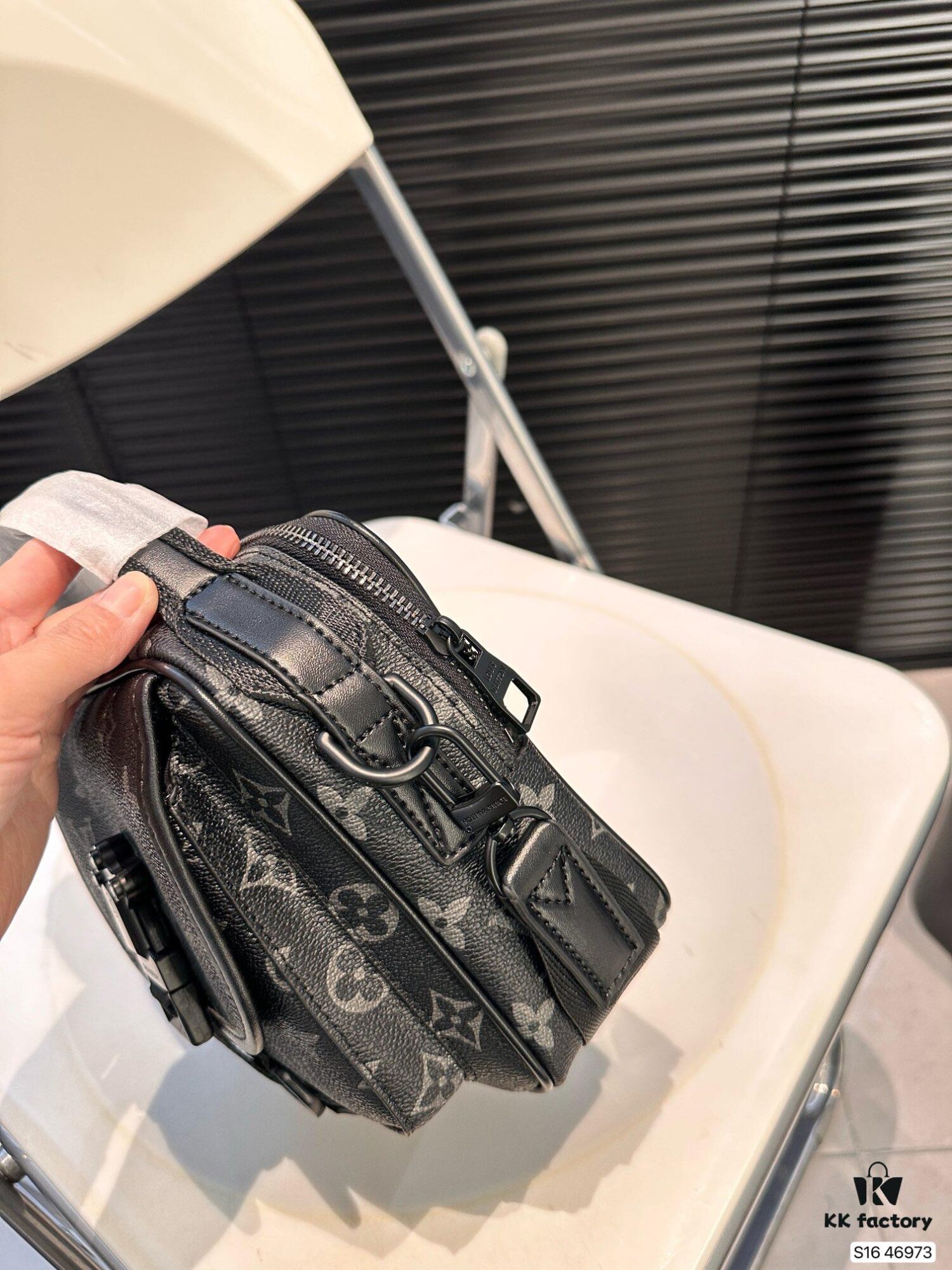 Louis Vuitton Men's Messenger Bag, Shoulder Bag, Model 46973, Size 19x17