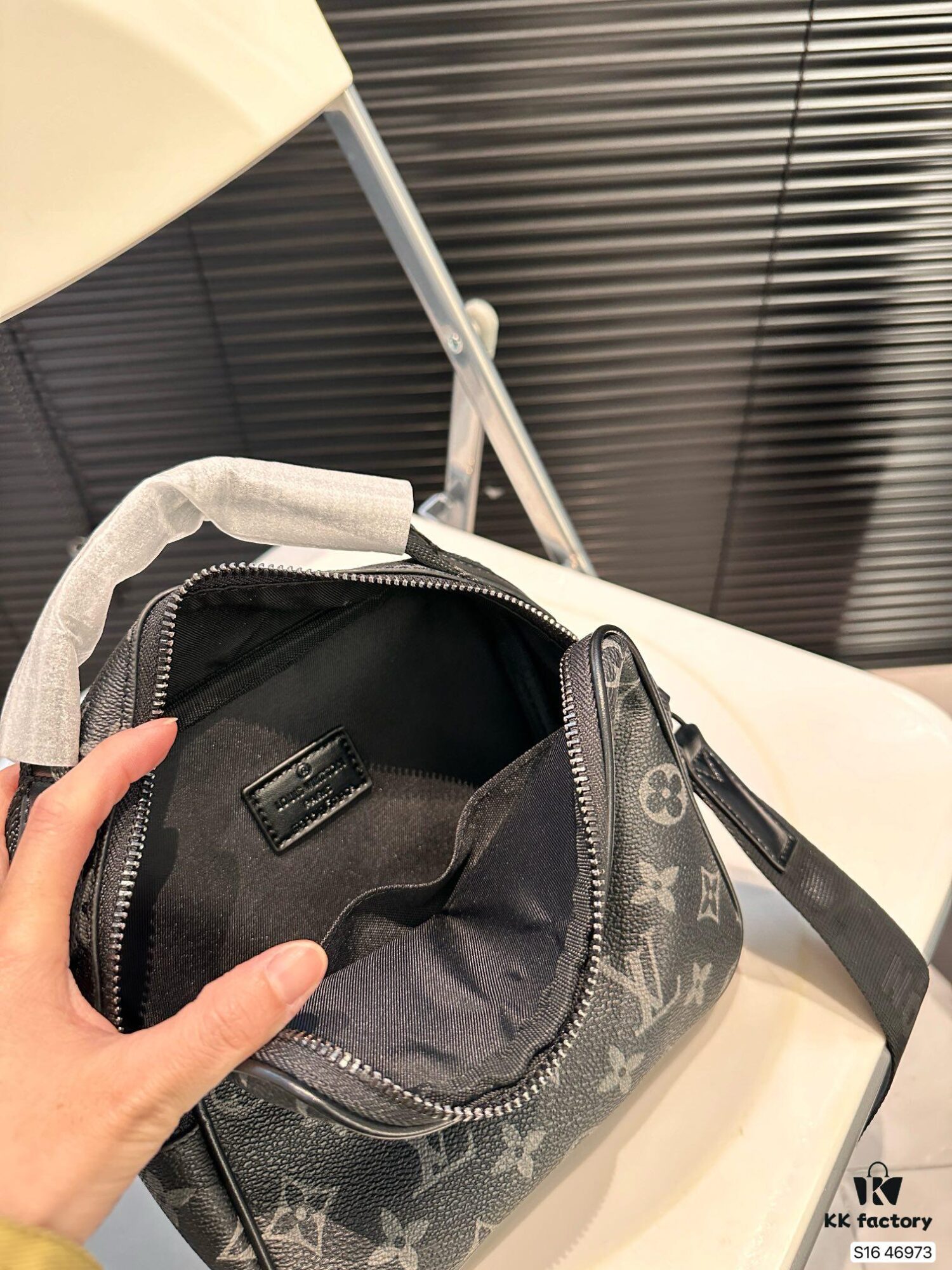 Louis Vuitton Men's Messenger Bag, Shoulder Bag, Model 46973, Size 19x17