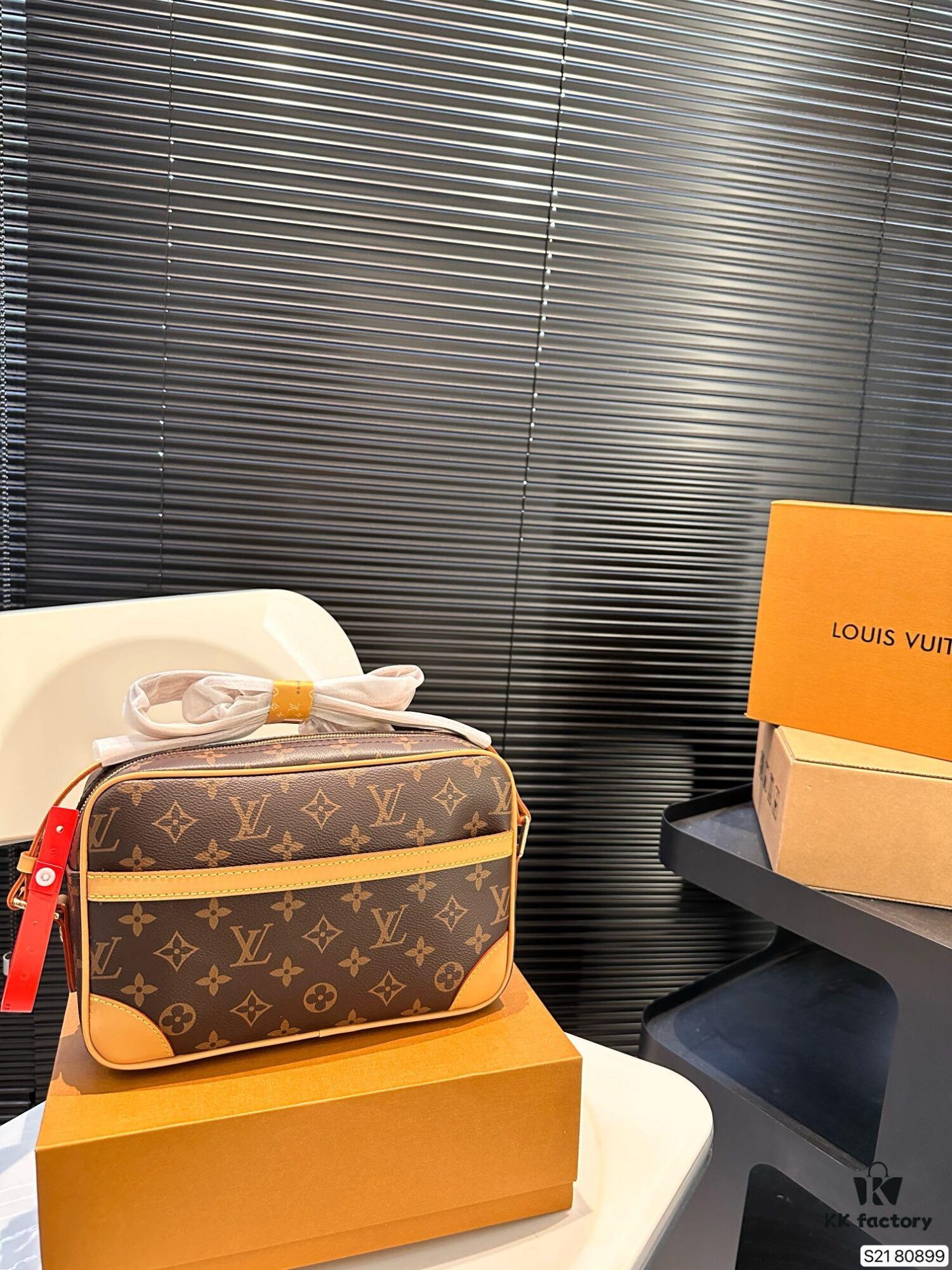 Vintage LV Men's Camera Bag with Foldable Box, Cool New Style Crossbody Bag for Men