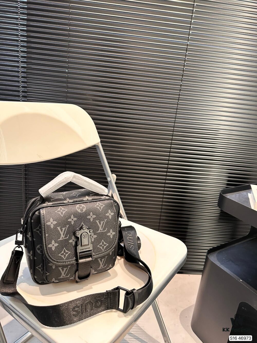 Louis Vuitton Men's Messenger Bag, Shoulder Bag, Model 46973, Size 19x17