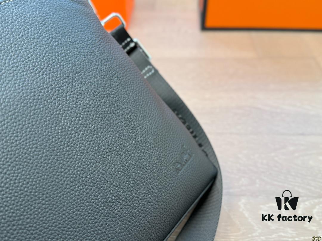 Hermès Men's Briefcase - Versatile Crossbody or Handheld Design with Spacious Interior