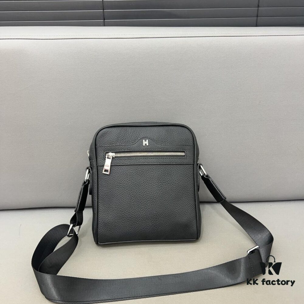 Hermès Embossed Shoulder Bag for Men, Leather Crossbody Bag, Casual Business Style, Exquisite Inlay Craftsmanship, Classic and Versatile Design