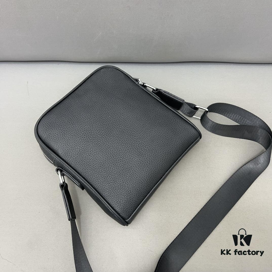 Hermès Embossed Shoulder Bag for Men, Leather Crossbody Bag, Casual Business Style, Exquisite Inlay Craftsmanship, Classic and Versatile Design
