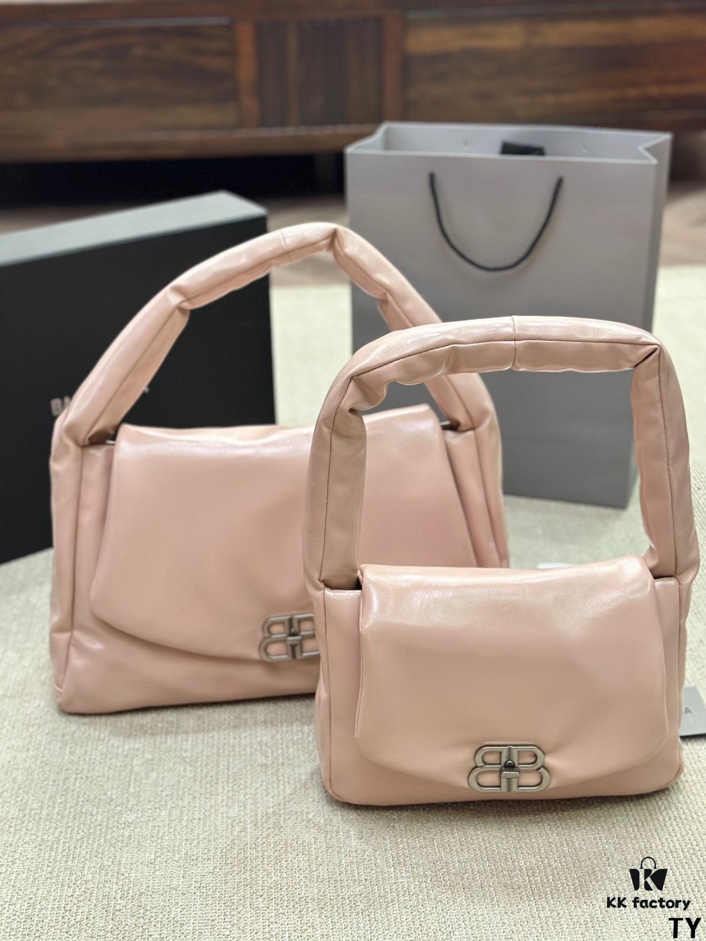 Stunning Look! BALENCIAGA BB SOFT Flap Bag