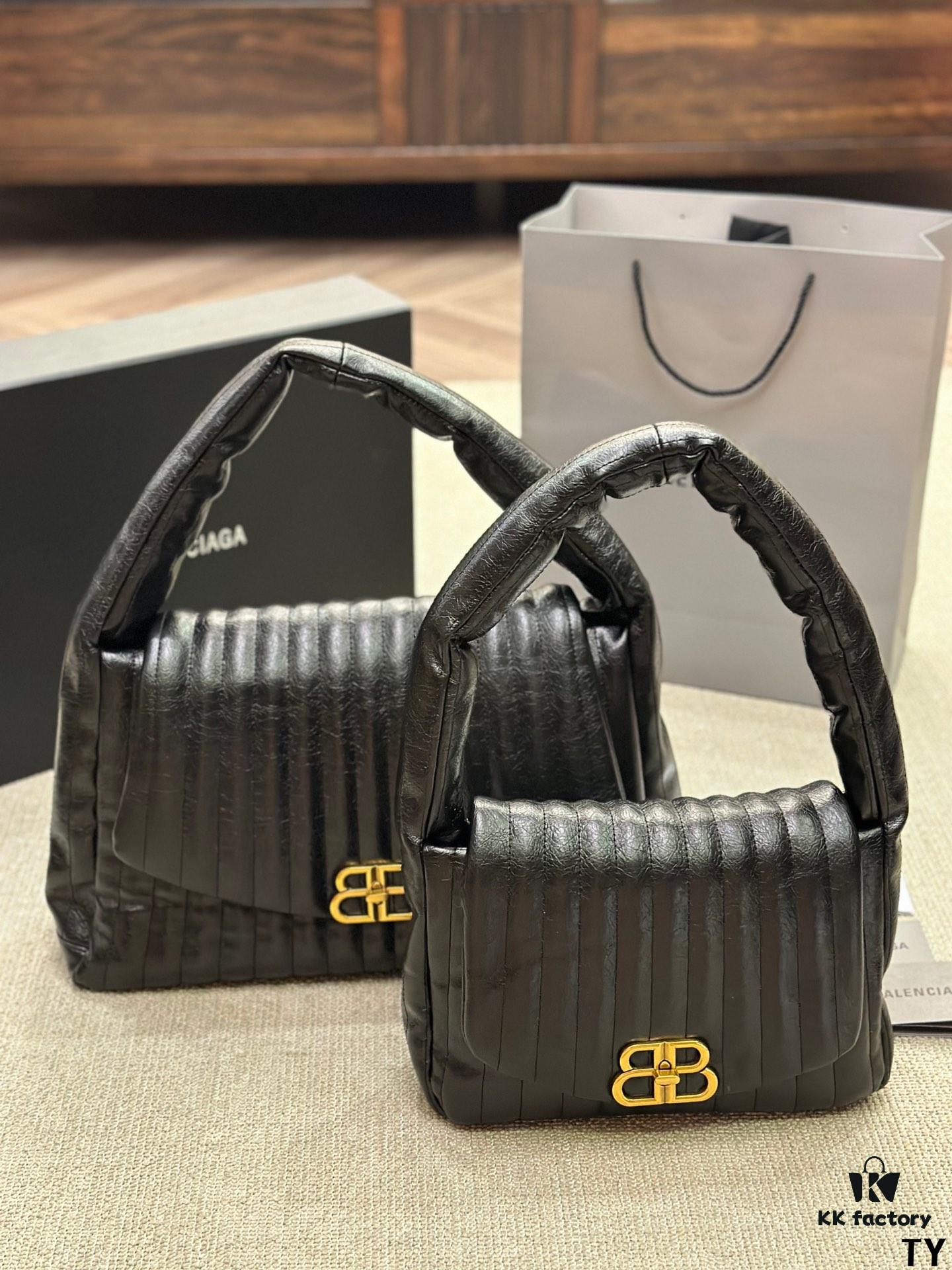 Stylish and Chic! BALENCIAGA BB SOFT Flap Bag