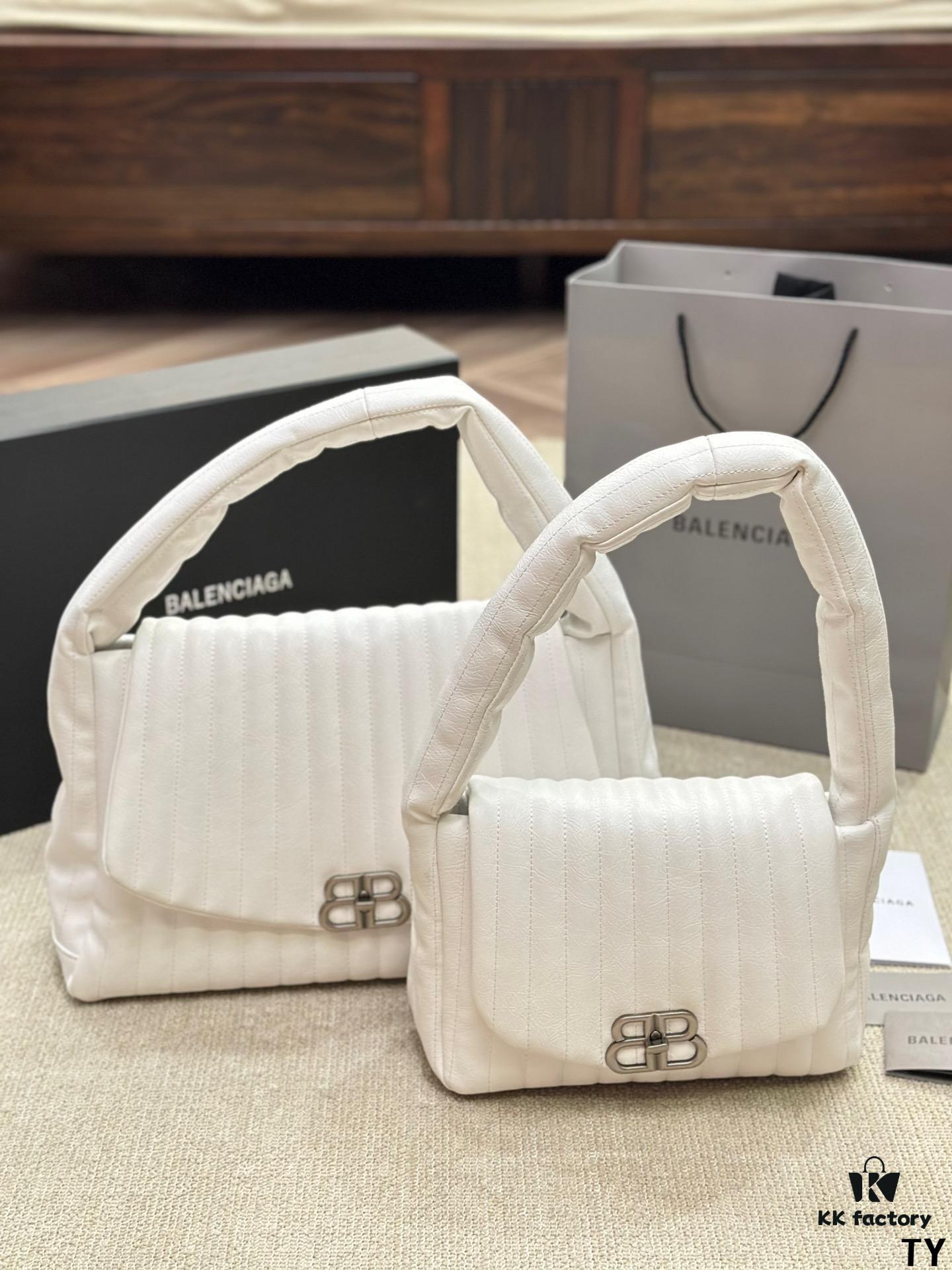 Stylish and Chic! BALENCIAGA BB SOFT Flap Bag
