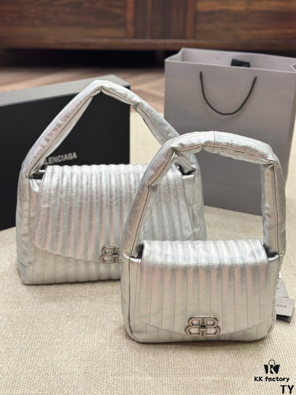 Stylish and Chic! BALENCIAGA BB SOFT Flap Bag