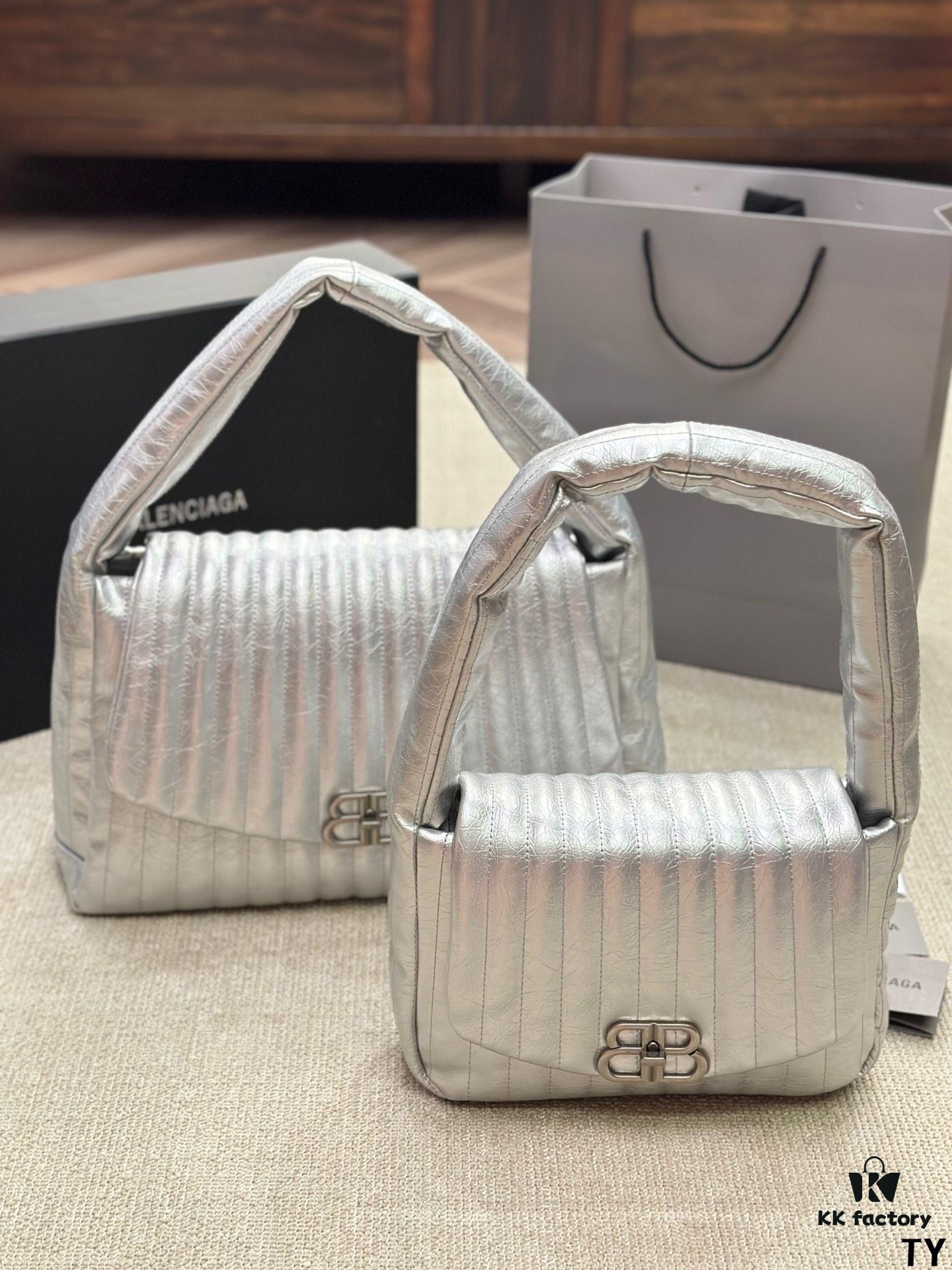 Stylish and Chic! BALENCIAGA BB SOFT Flap Bag