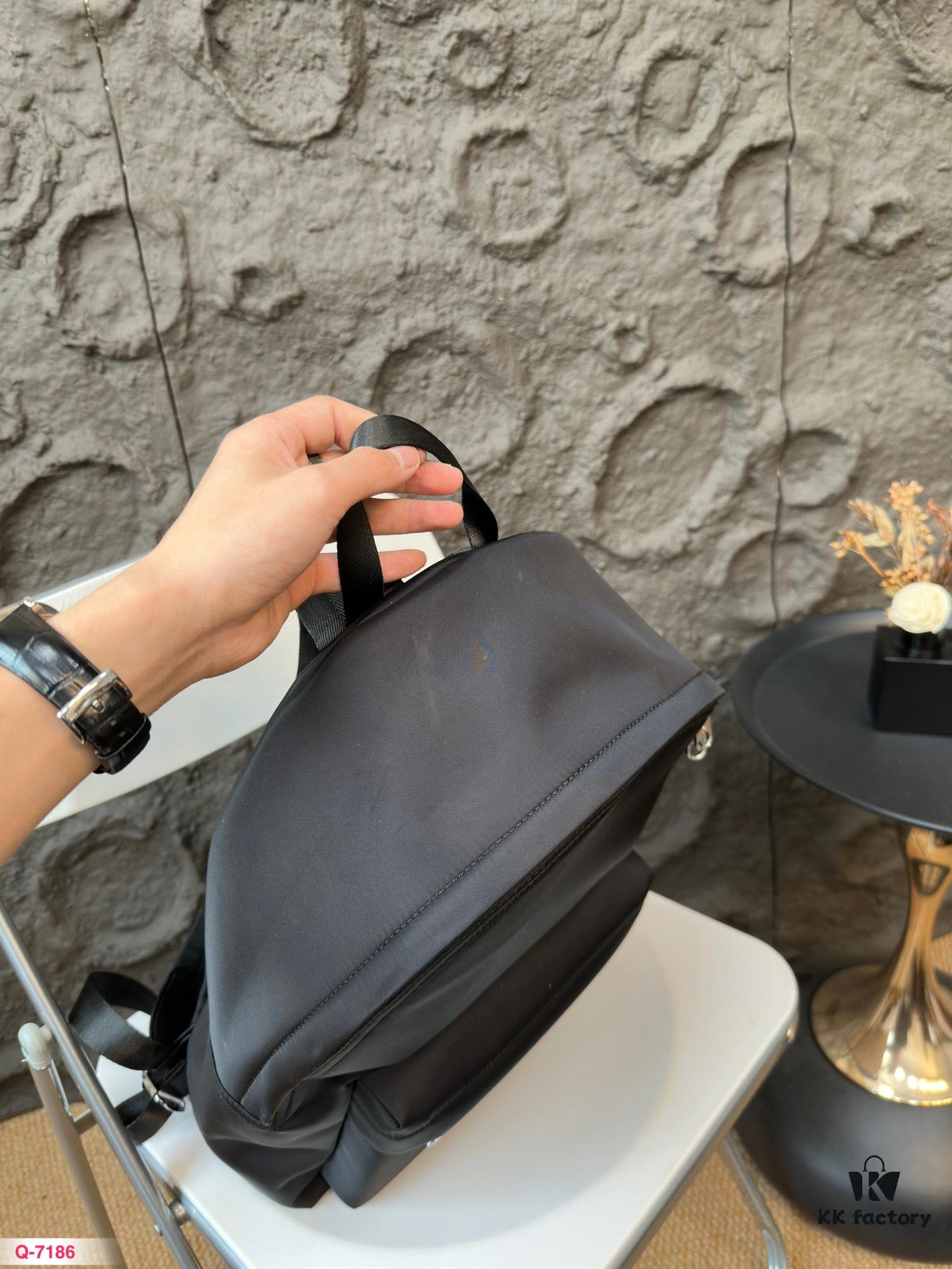 Balenciaga Sac à dos Backpack, Unisex Large-Capacity Backpack, School Bag, Crafted with Precision Inlay Work, Classic and Versatile Design, Made with Original Factory Materials, Actual Product Photography