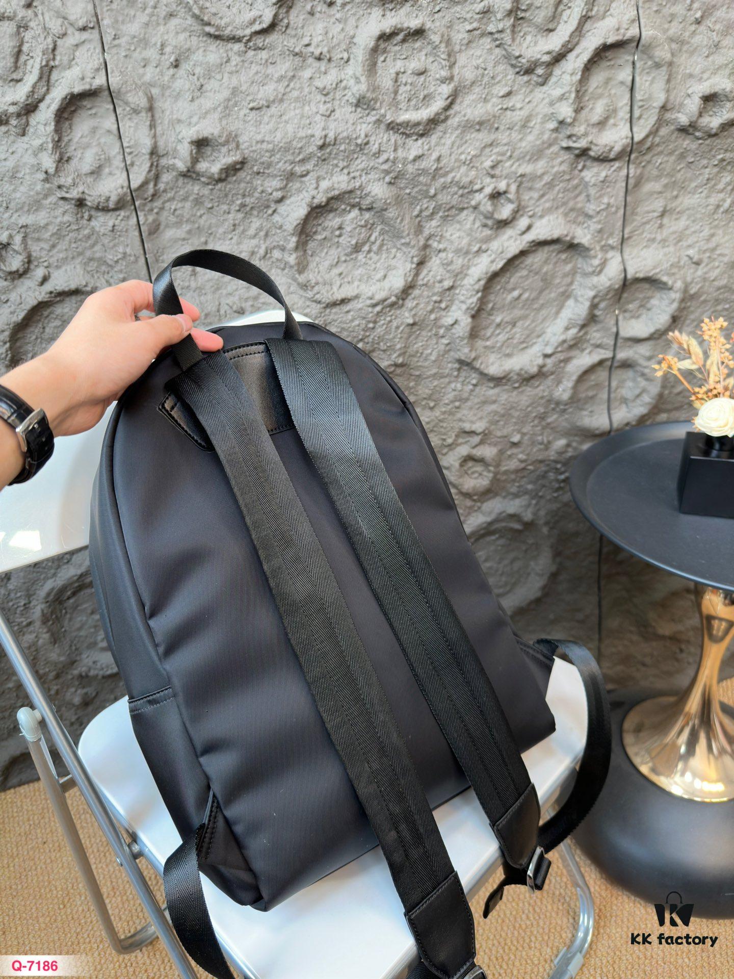 Balenciaga Sac à dos Backpack, Unisex Large-Capacity Backpack, School Bag, Crafted with Precision Inlay Work, Classic and Versatile Design, Made with Original Factory Materials, Actual Product Photography