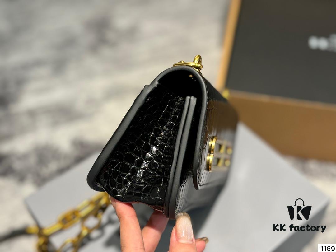 Balenciaga Gossip Bag: What Makes It So Desirable?