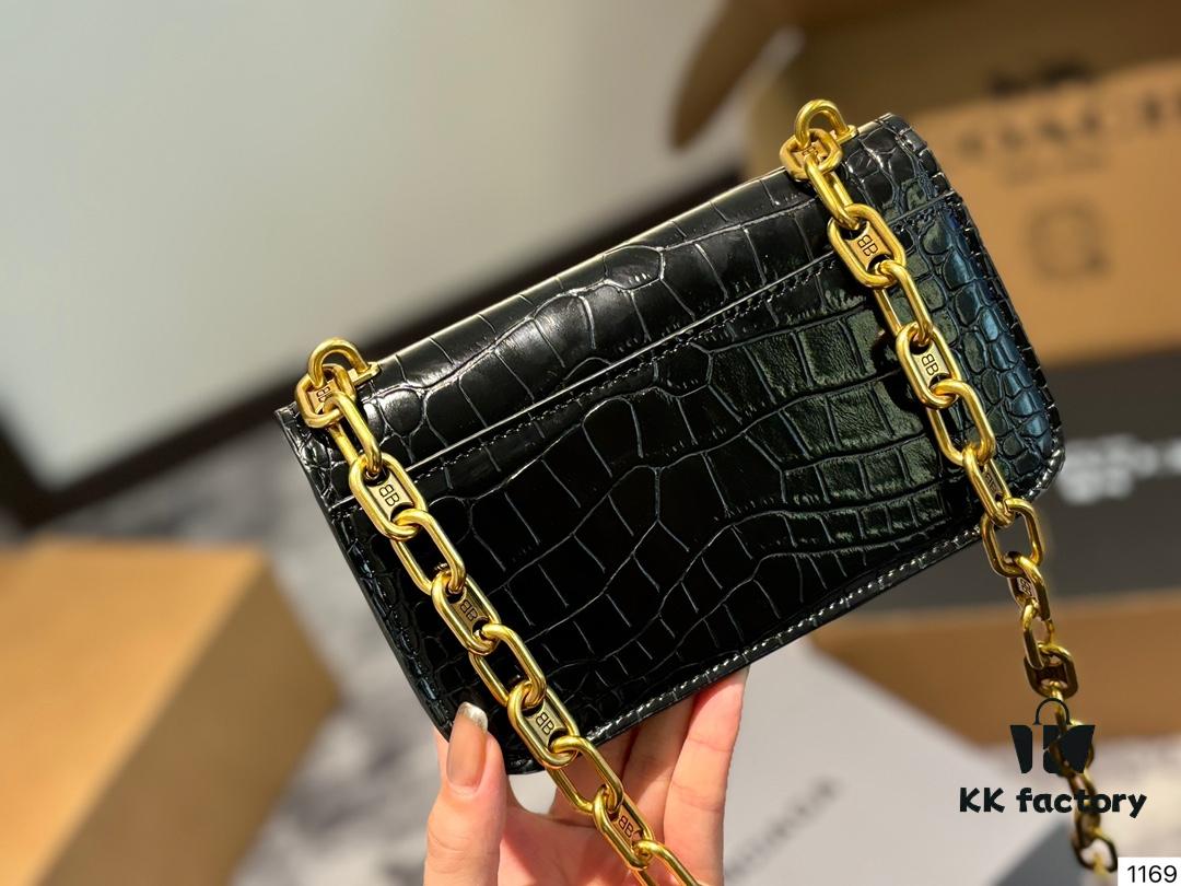 Balenciaga Gossip Bag: What Makes It So Desirable?