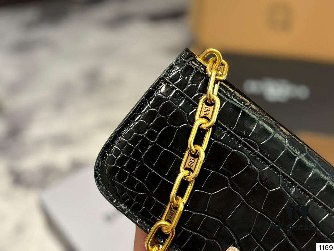 Balenciaga Gossip Bag: What Makes It So Desirable?