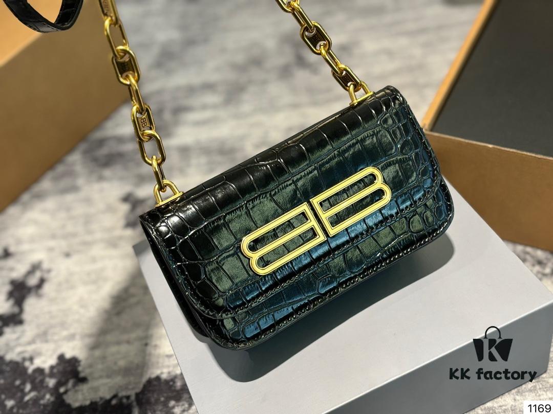 Balenciaga Gossip Bag: What Makes It So Desirable?