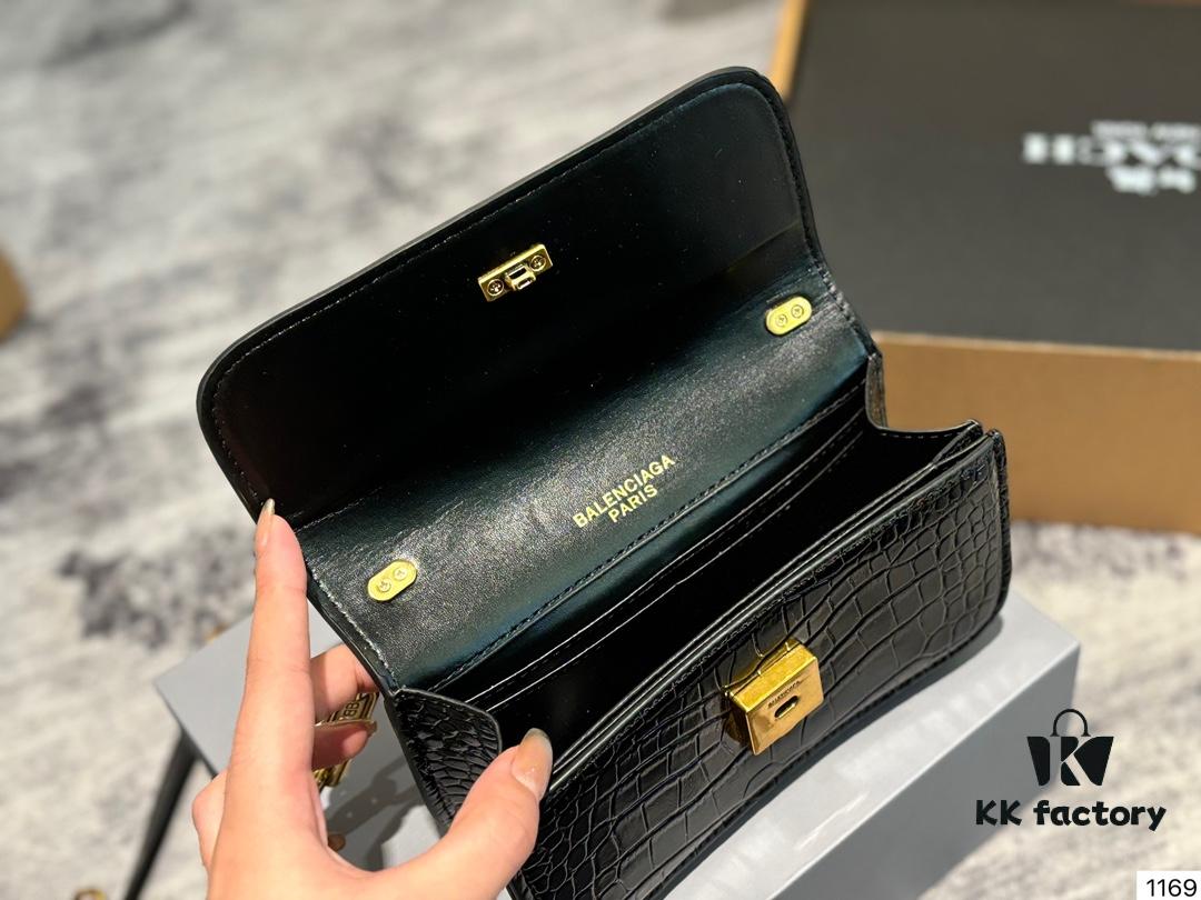 Balenciaga Gossip Bag: What Makes It So Desirable?