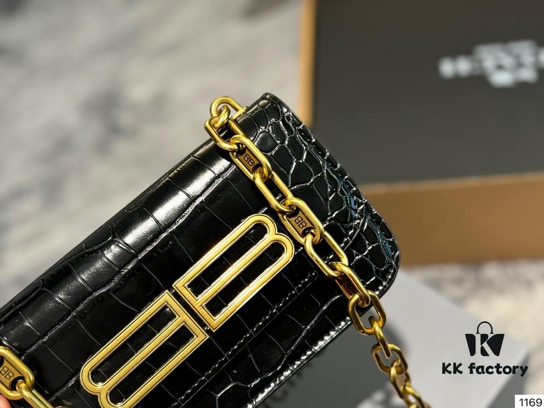 Balenciaga Gossip Bag: What Makes It So Desirable?