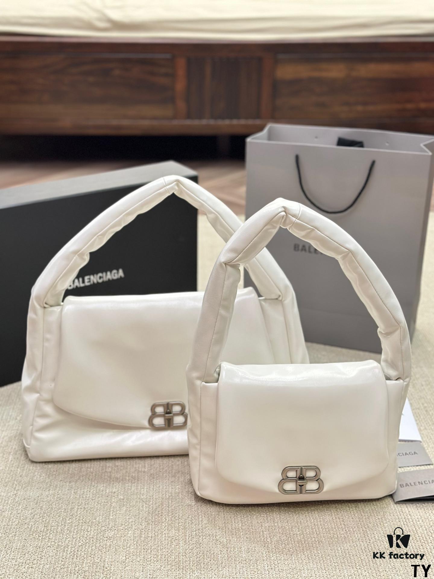 Stunning Look! BALENCIAGA BB SOFT Flap Bag