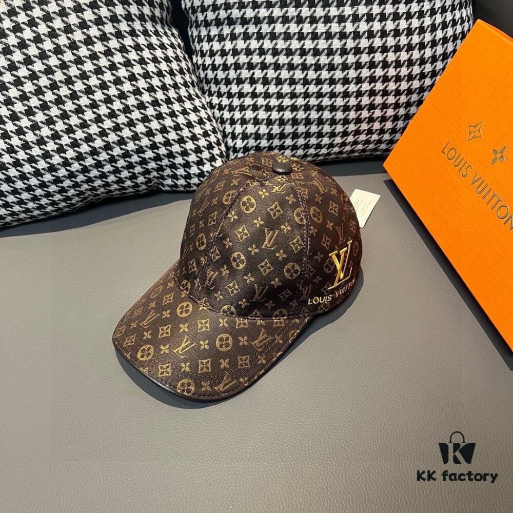 LV (Louis Vuitton) New Arrival Original Order Baseball Cap, Monogram Embroidery, 1:1 Precision Mold Customization, Authentic Monogram Fabric, Heavy Embroidery, Exquisite Craftsmanship