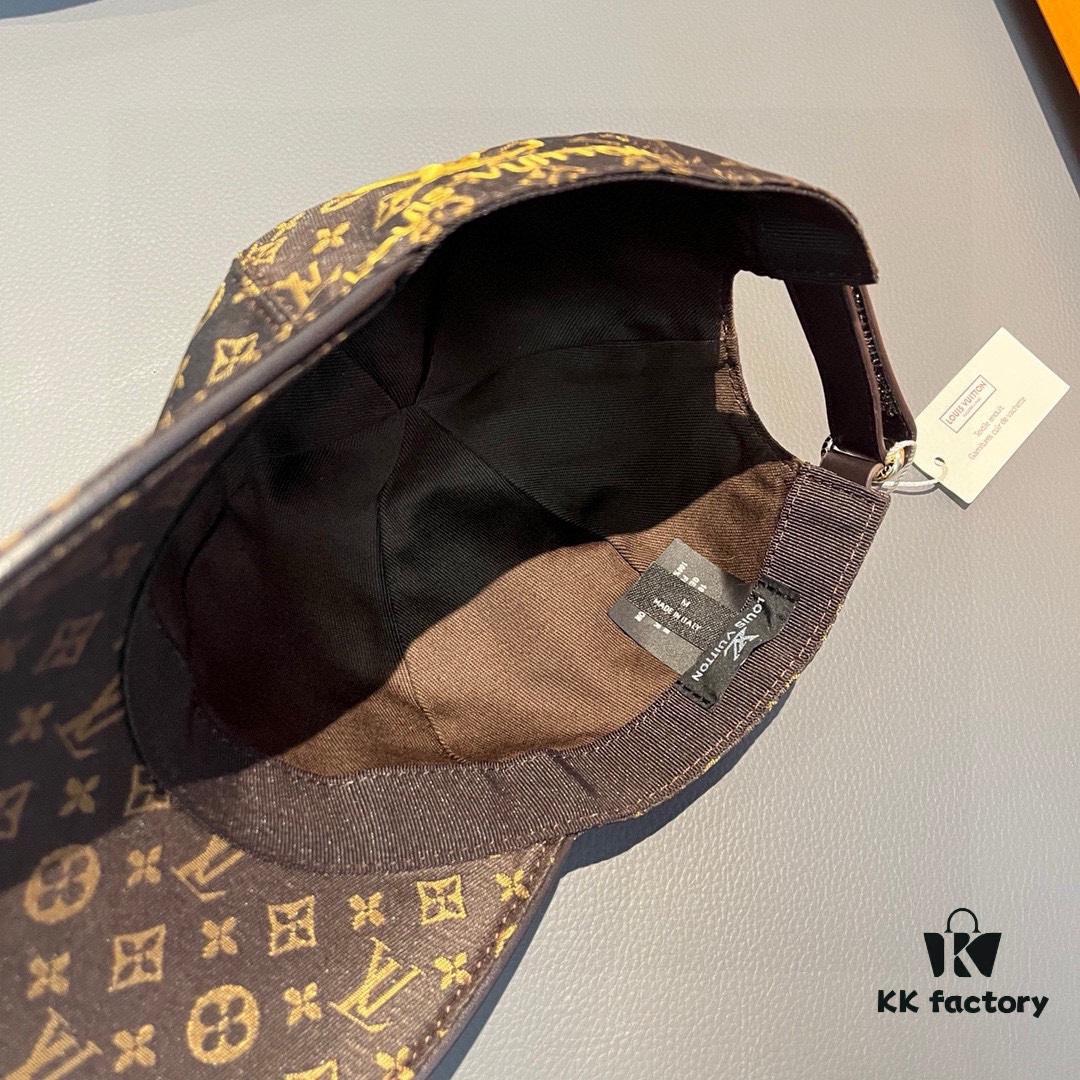 LV (Louis Vuitton) New Arrival Original Order Baseball Cap, Monogram Embroidery, 1:1 Precision Mold Customization, Authentic Monogram Fabric, Heavy Embroidery, Exquisite Craftsmanship