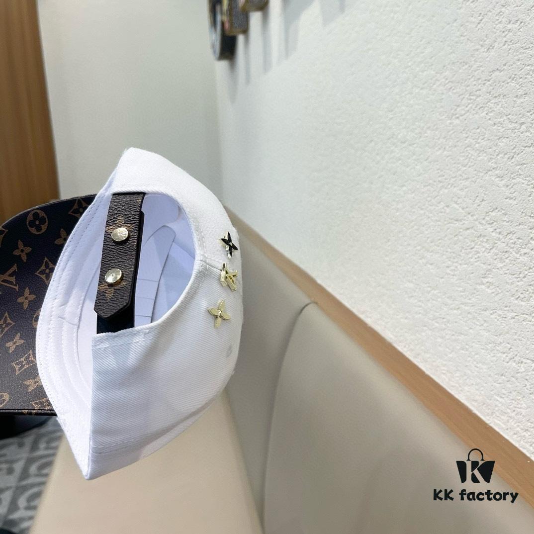 Louis Vuitton New Arrival Authentic Replica Baseball Cap, Classic Checkered Pattern, 1:1 Mold Customized, Original Department Store Fabric with Top-Grade Leather, Small Checkered Design, Stylish and High Quality, Basic Head Circumference 56cm, Adjustable Patch