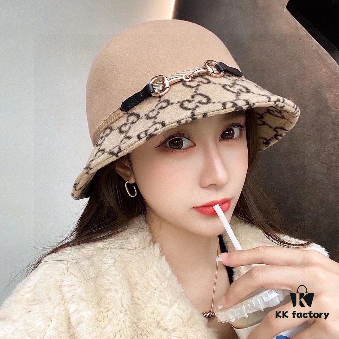 Gucci 2022 Fall/Winter New Wool Fedora Hat, GG Wool Hat with Horsebit Detail, 57cm Head Circumference, Stylish and Versatile, Black and Khaki Colors, Elegant Ladylike Style