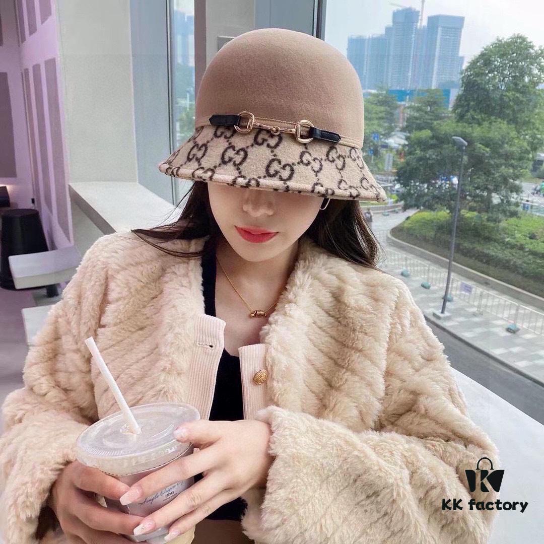 Gucci 2022 Fall/Winter New Wool Fedora Hat, GG Wool Hat with Horsebit Detail, 57cm Head Circumference, Stylish and Versatile, Black and Khaki Colors, Elegant Ladylike Style